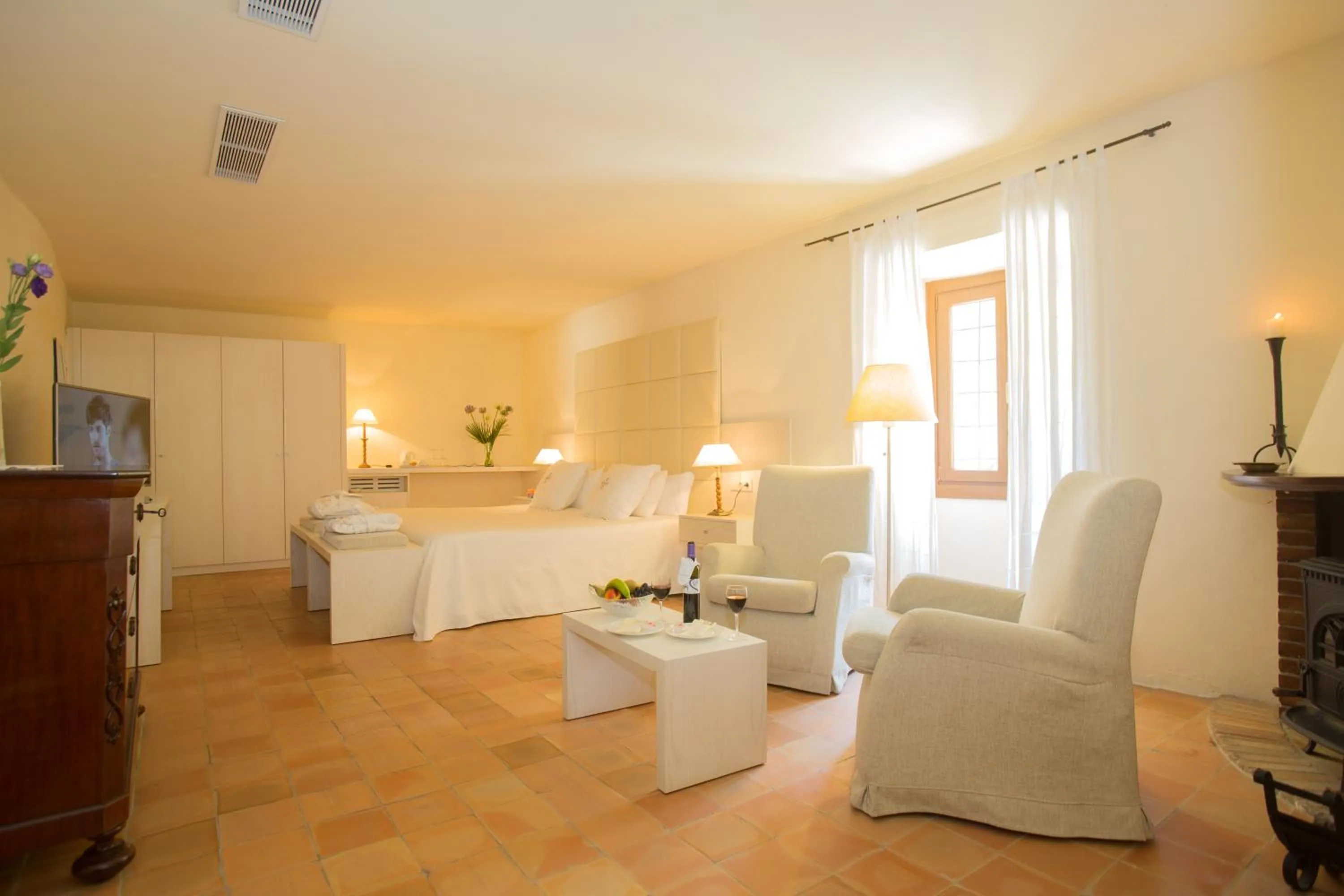 Photo of the whole room in L’Hermitage Hotel & Spa