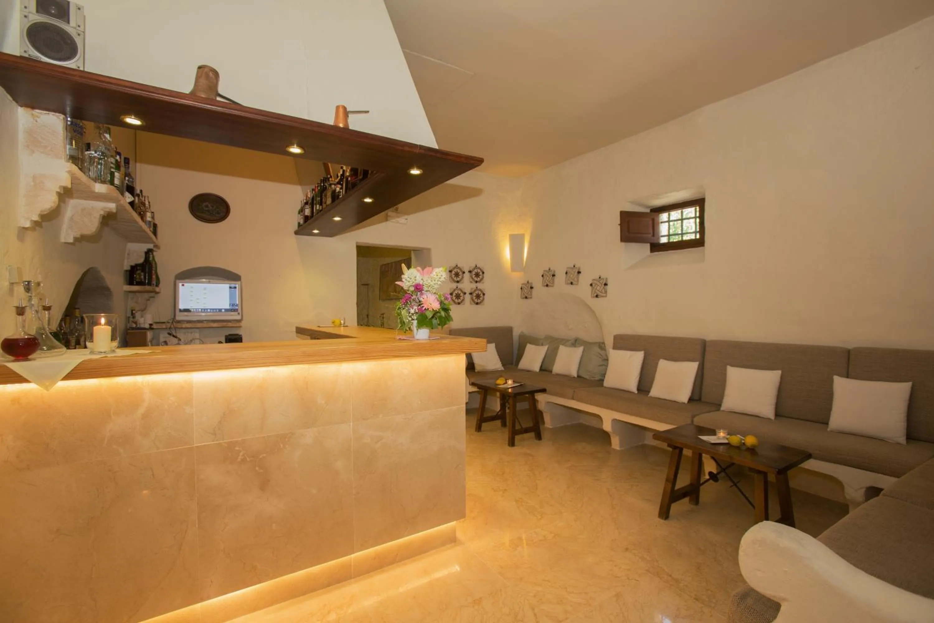 Lounge or bar in L’Hermitage Hotel & Spa