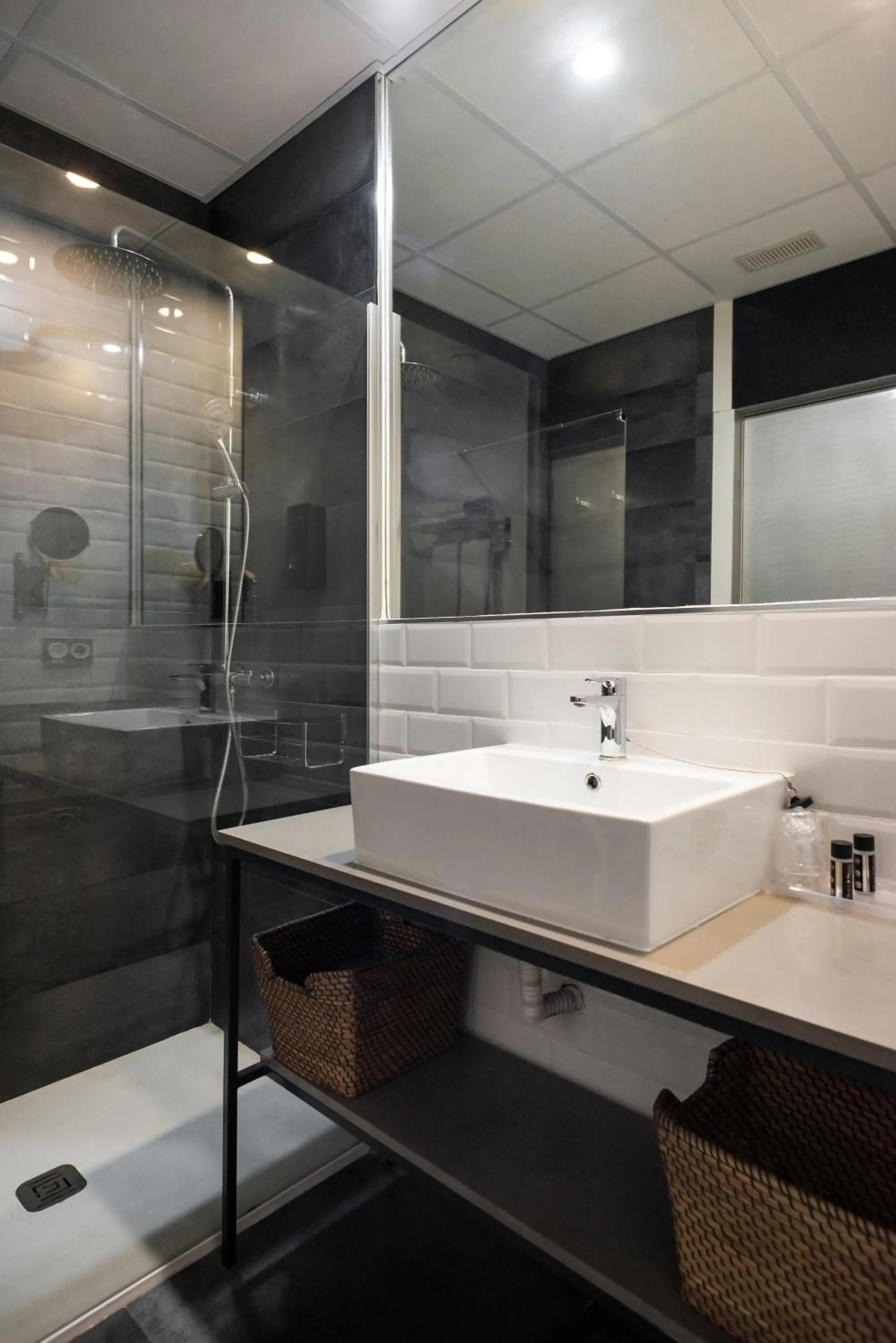 Bathroom in Blanq Carmen Hotel