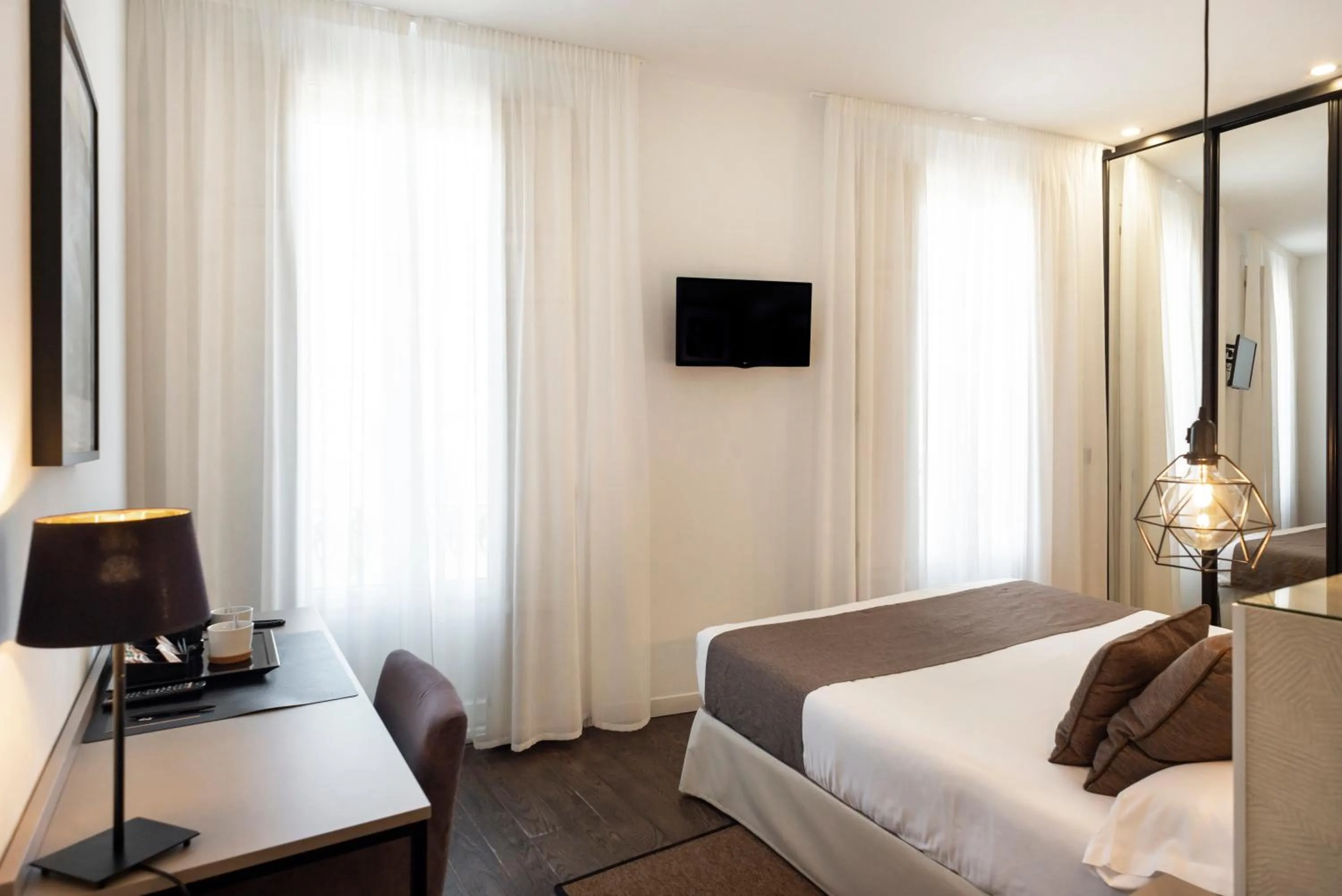 Bed in Blanq Carmen Hotel