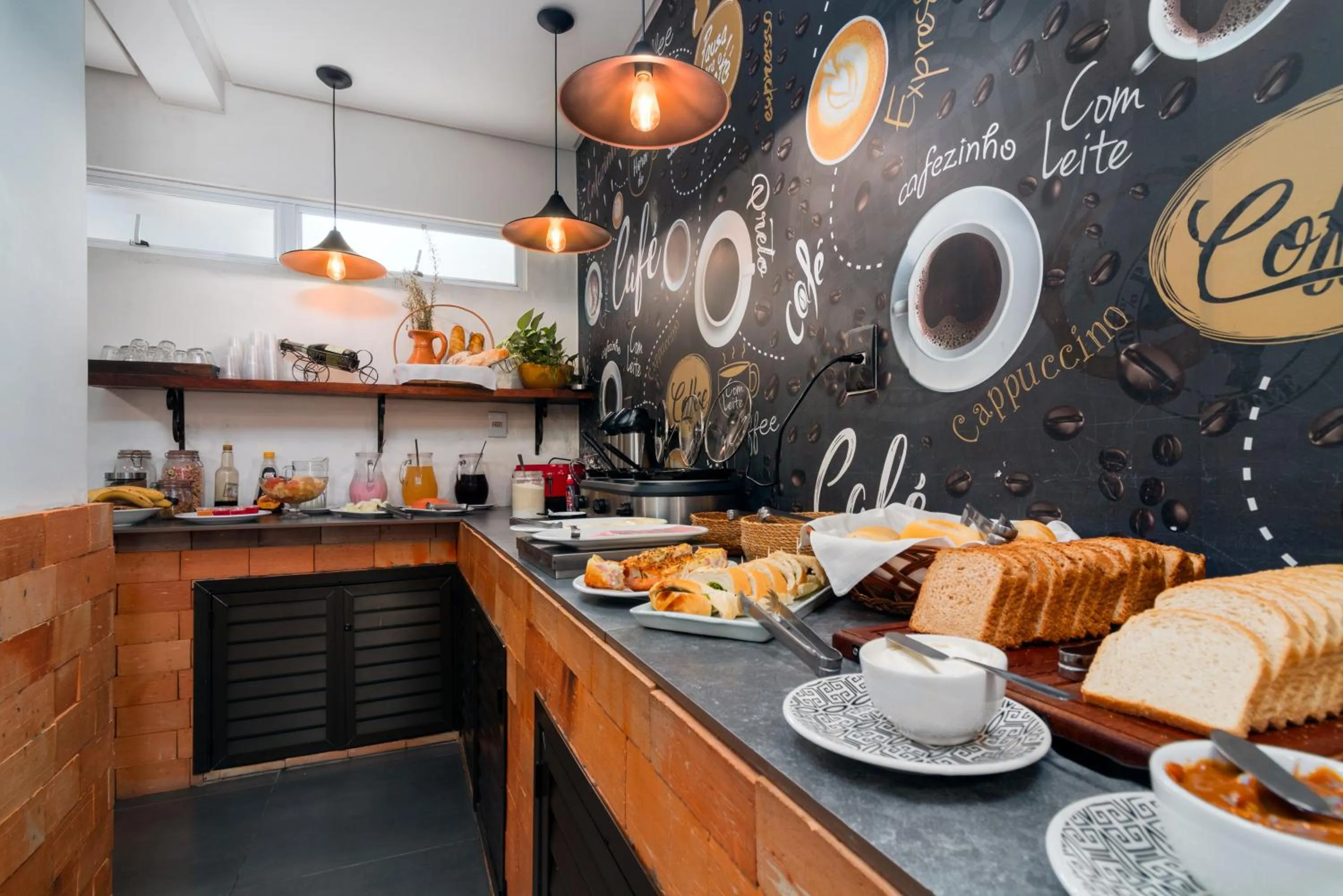 Buffet breakfast in Suítes 91