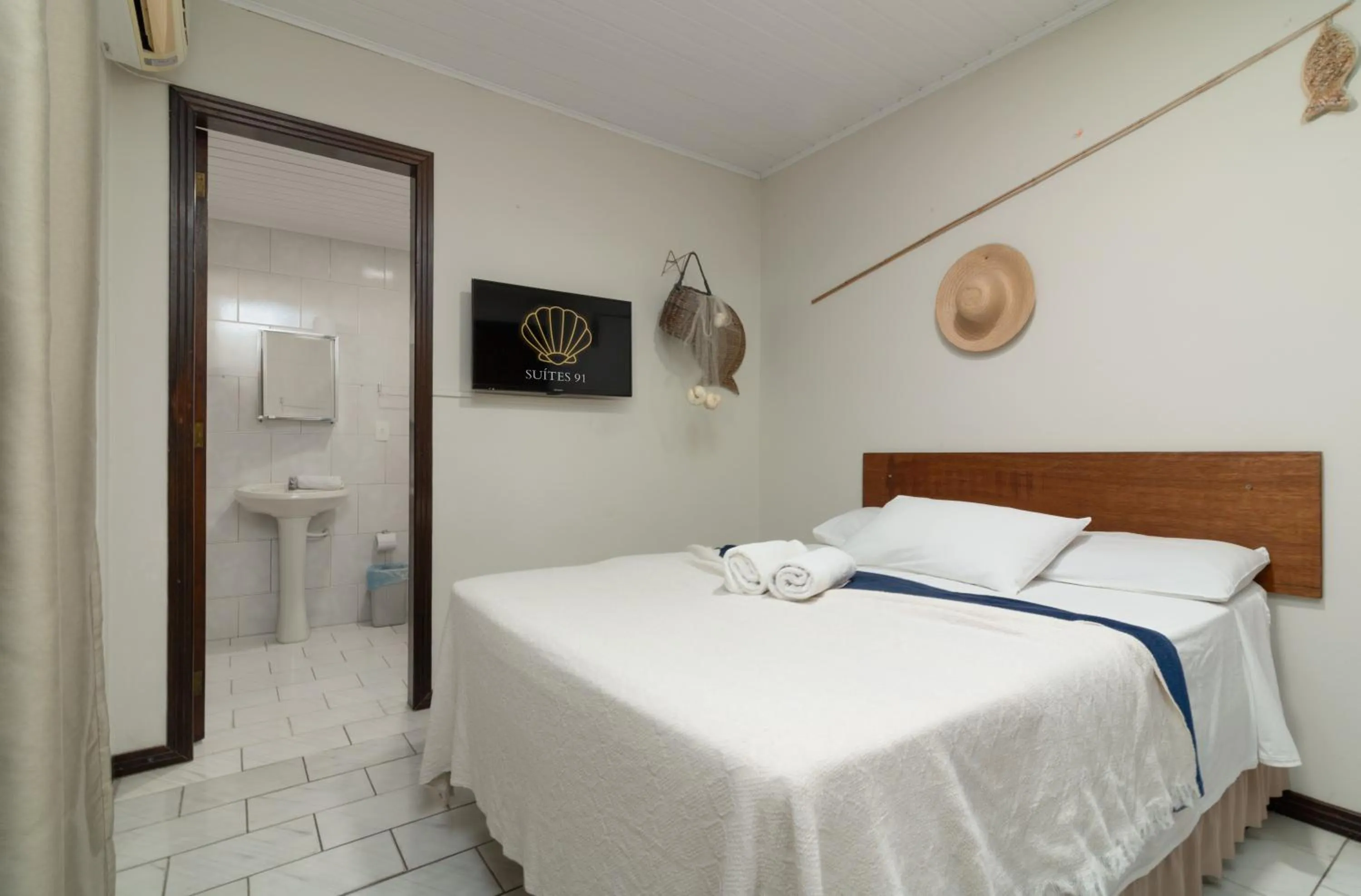 Bathroom, Bed in Suítes 91