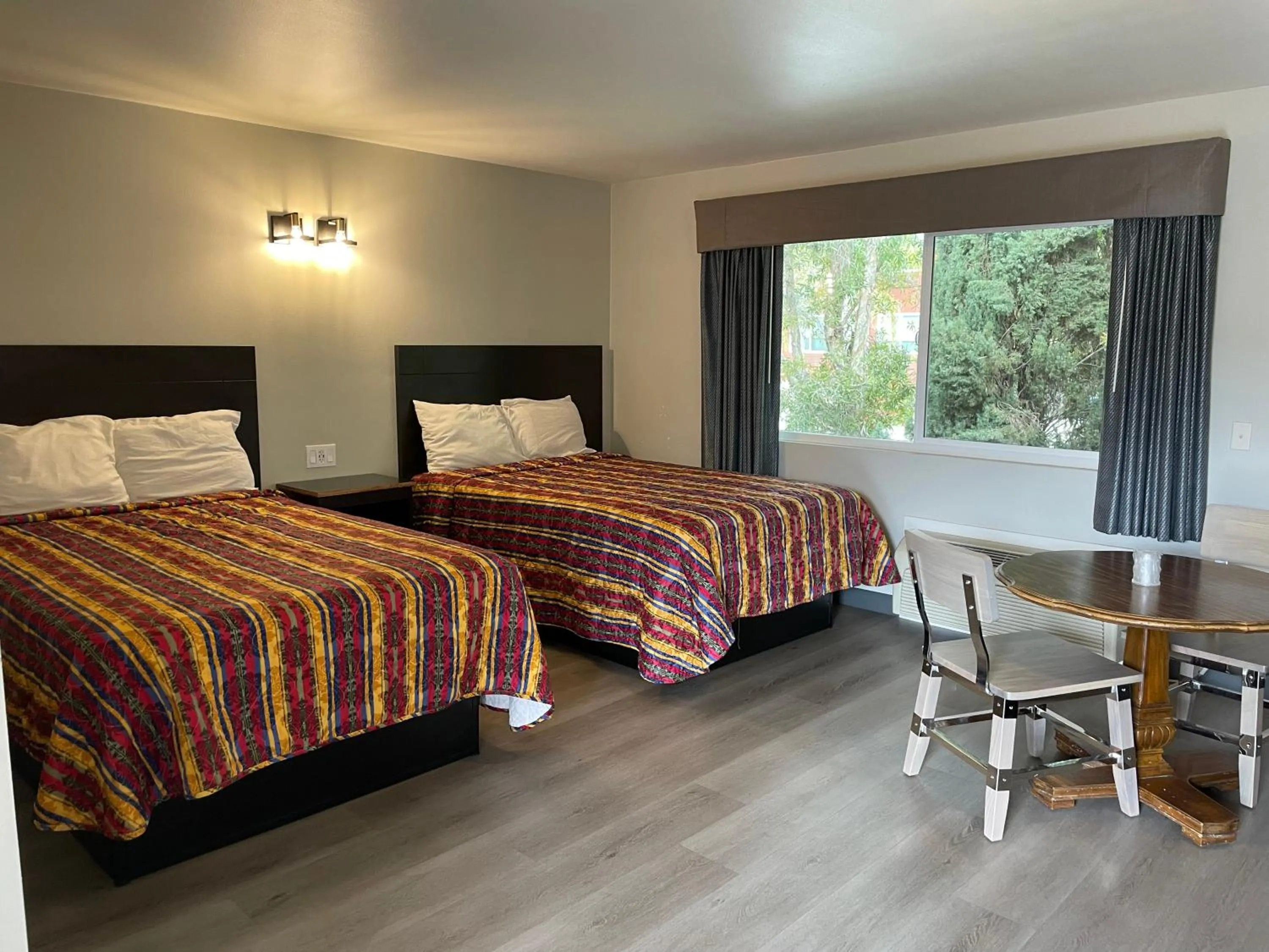 Bedroom, Bed in Villa Inn Anaheim