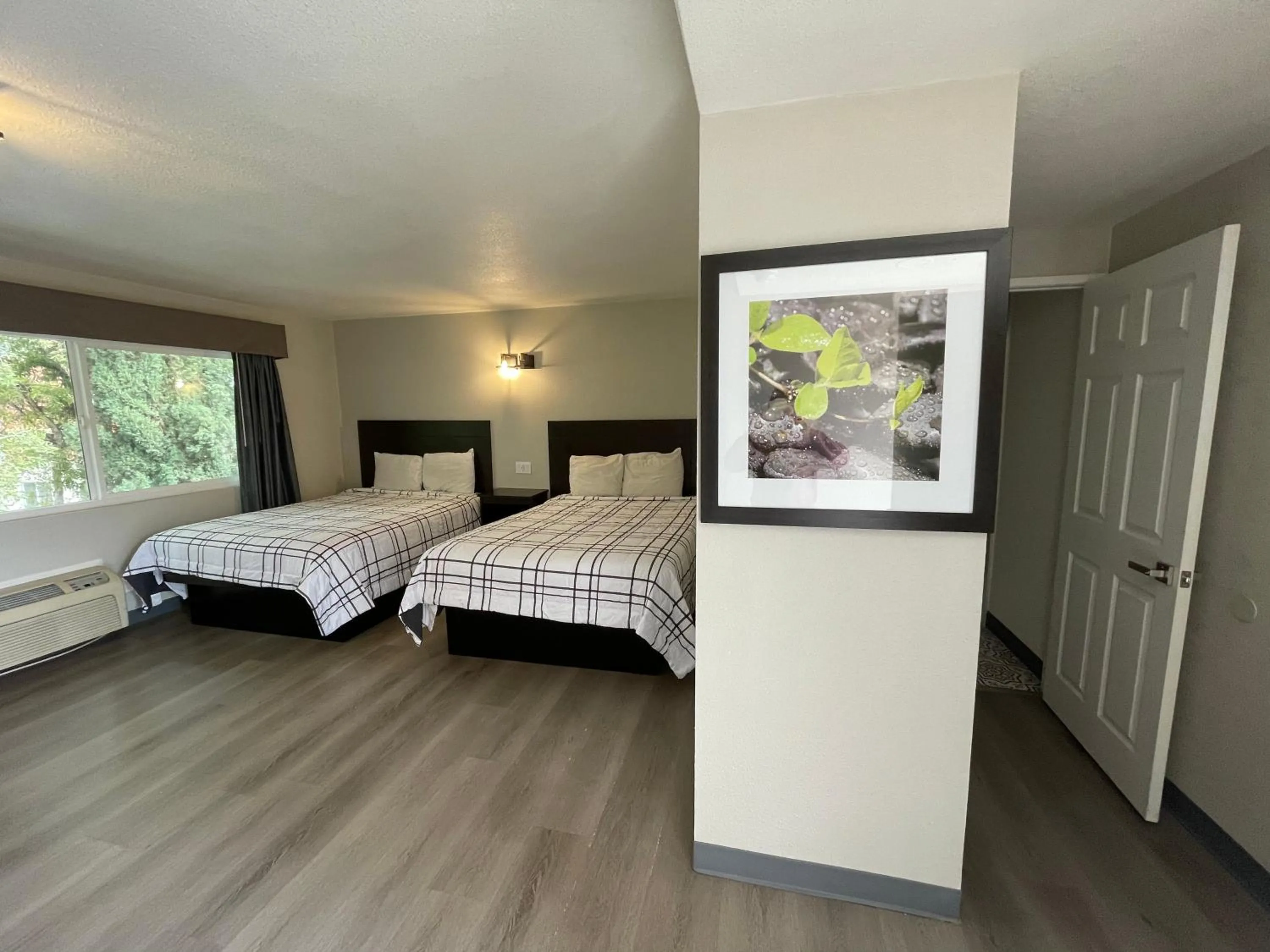 Photo of the whole room, Bed in Villa Inn Anaheim
