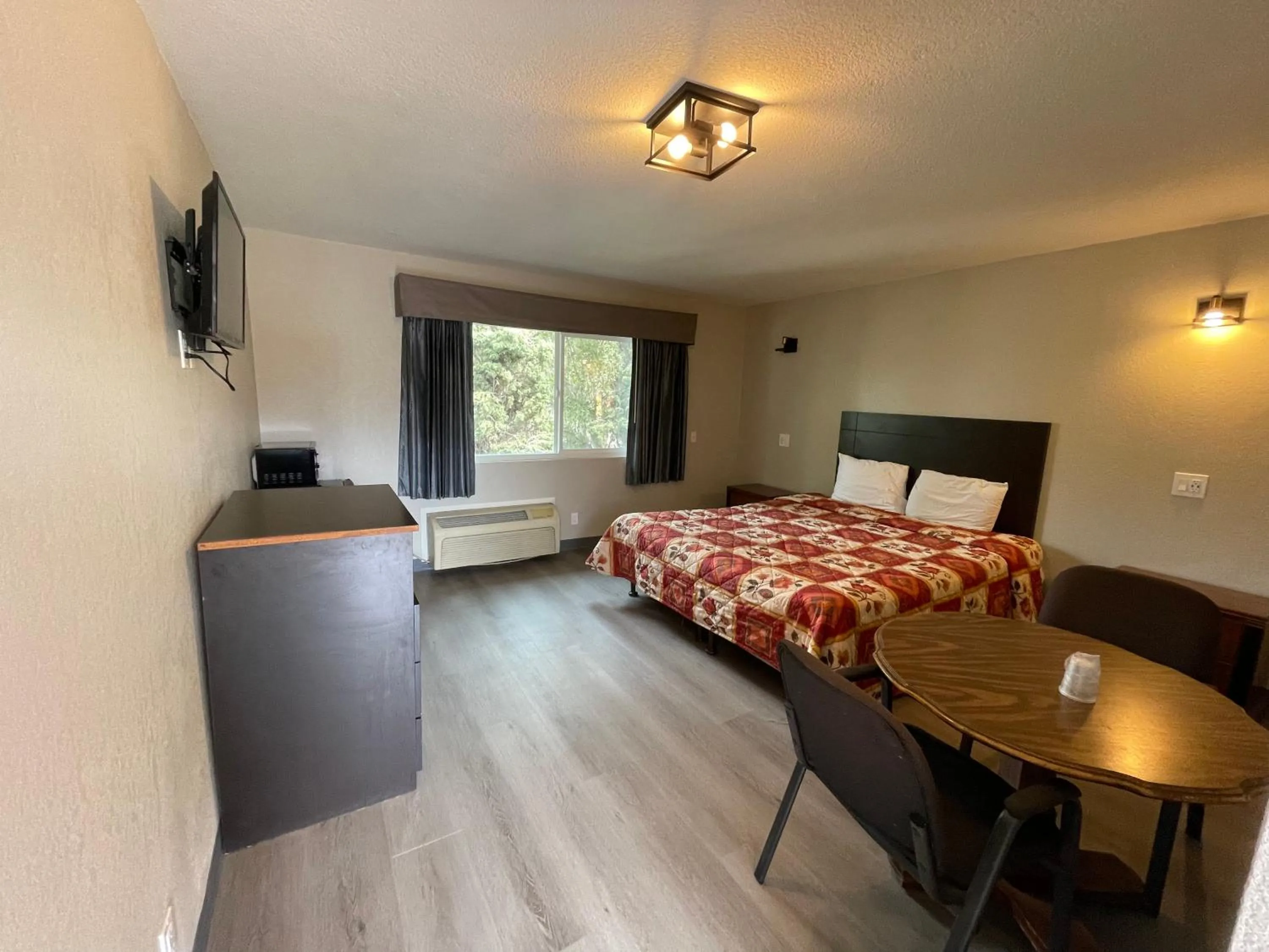 Bedroom, Bed in Villa Inn Anaheim