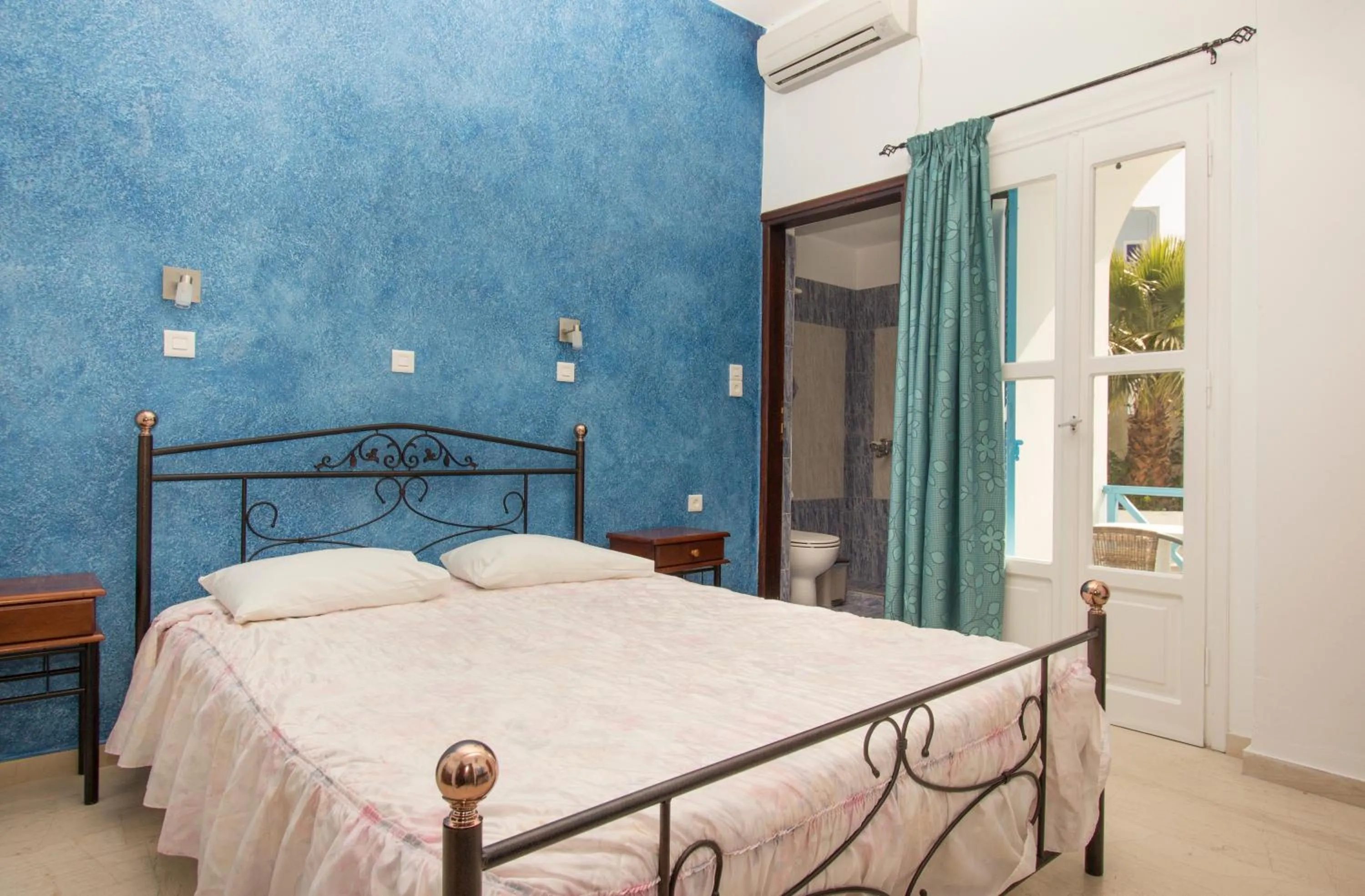 Photo of the whole room, Bed in Villa Pelekanos
