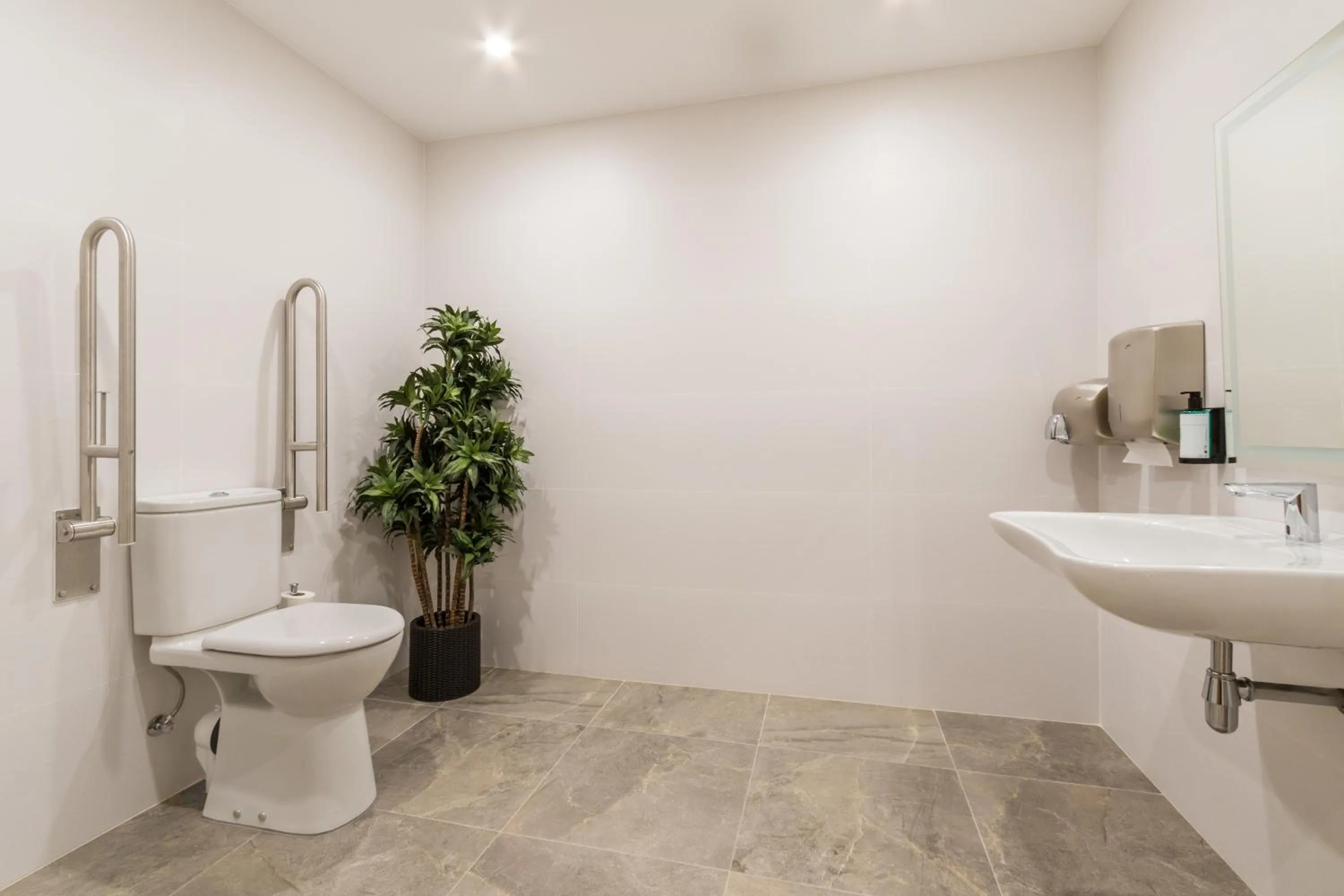 Public Bath in Hotel Anabel