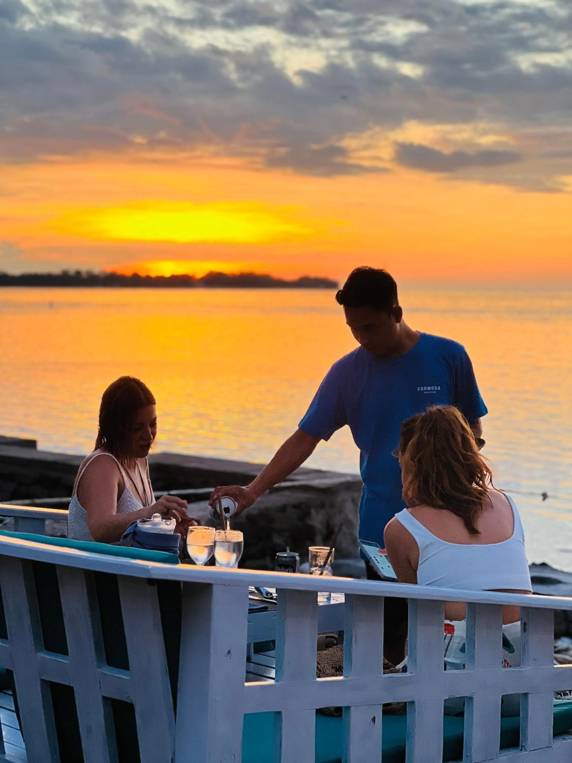 Restaurant/places to eat in Formosa Beach Club & Bungalow