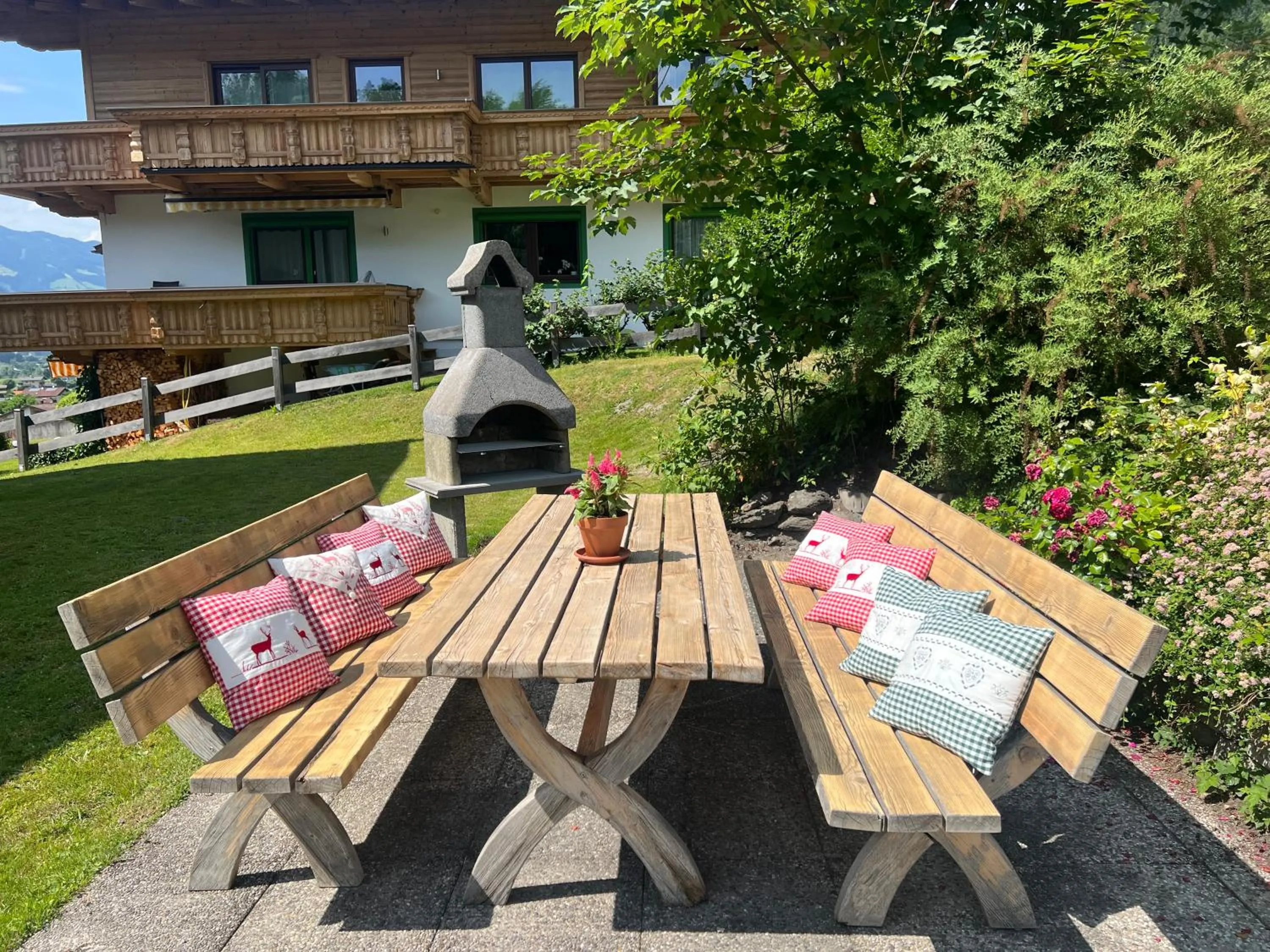Ferienwohnung Steinbock Terrasse, Gartensauna, Garten, Grillplatz