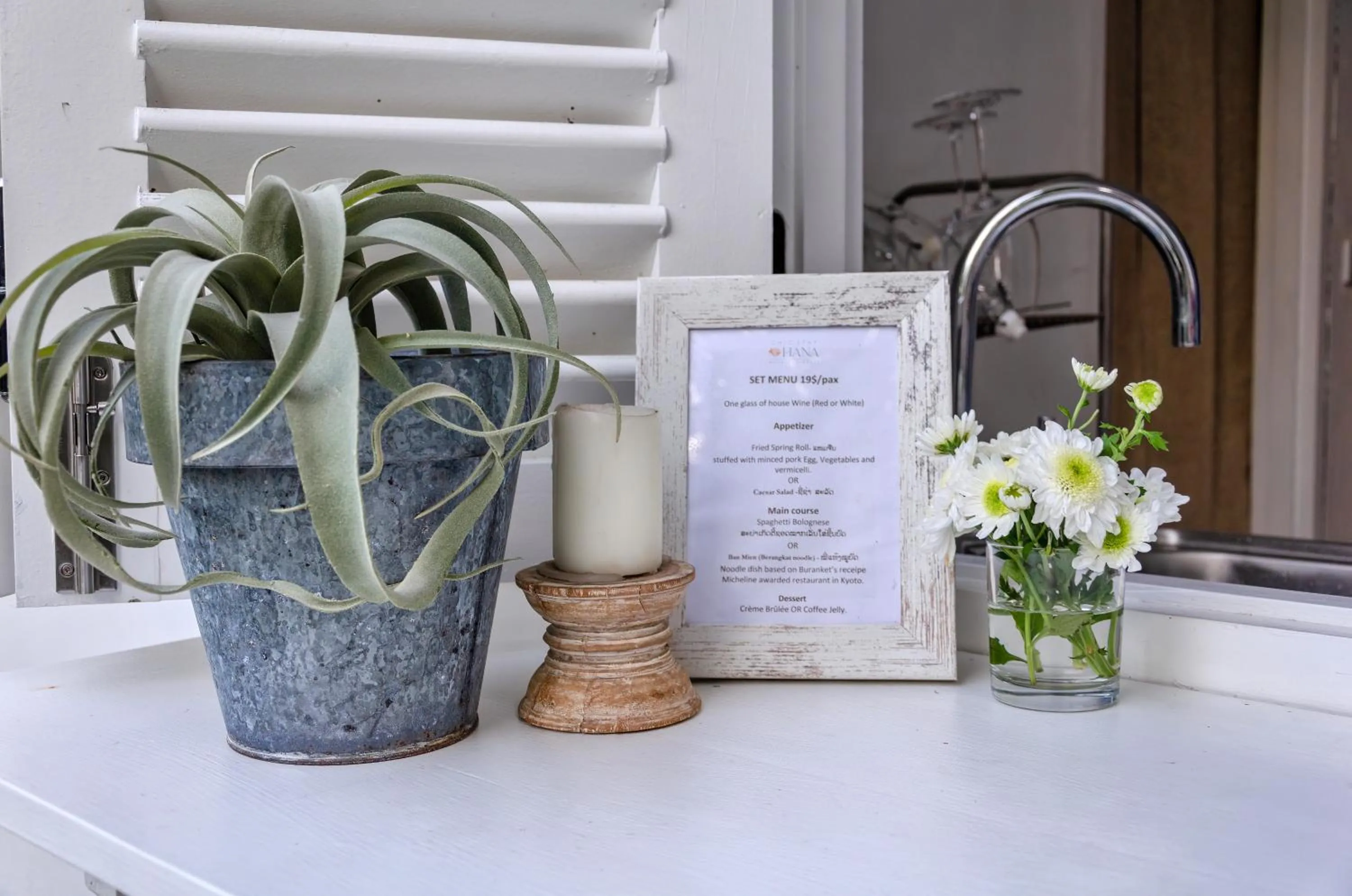 Lounge or bar in Chic stay HANA Boutique hotel xxxx Possible noise from the construction next to our property