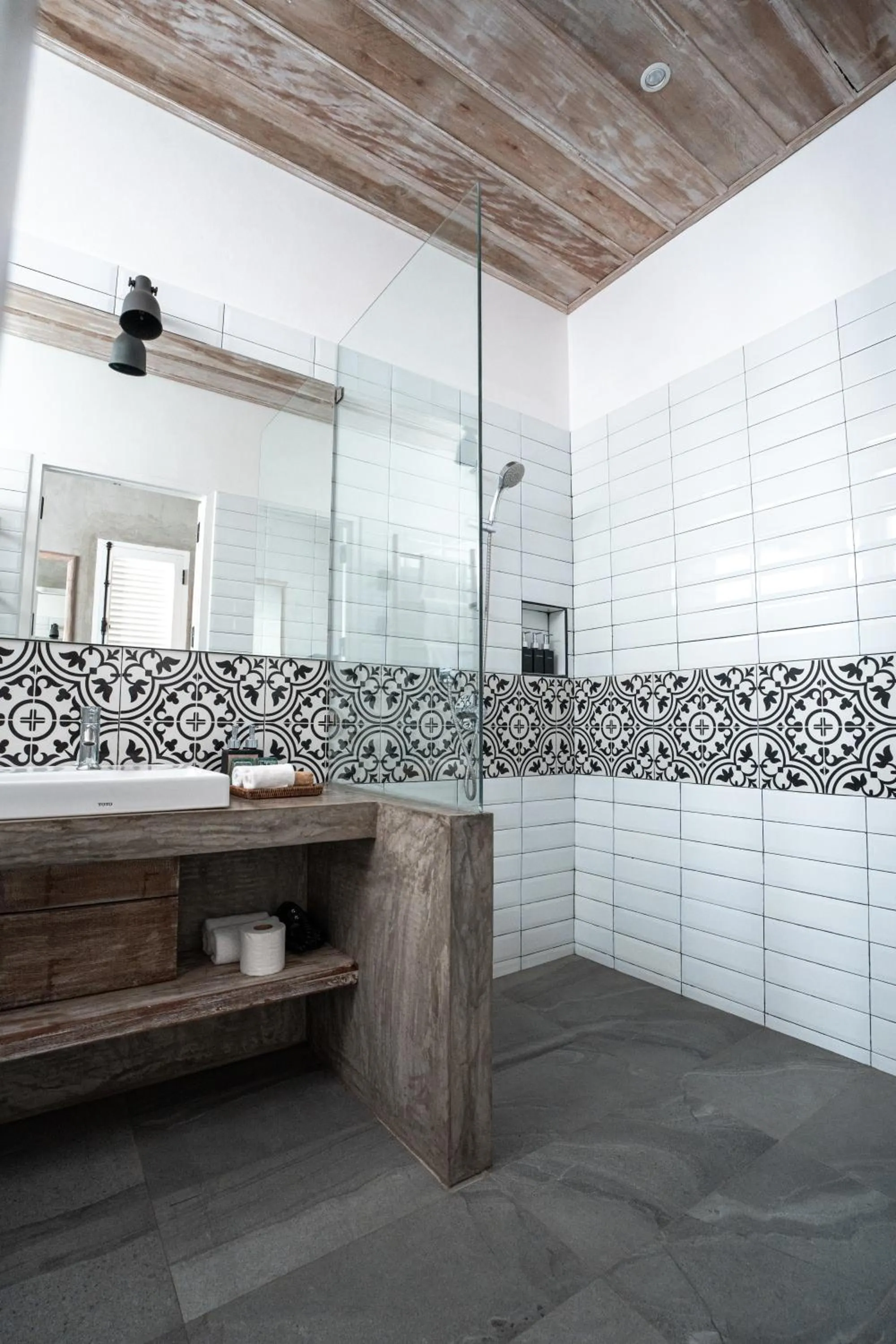 Shower in Chic stay HANA Boutique hotel xxxx Possible noise from the construction next to our property