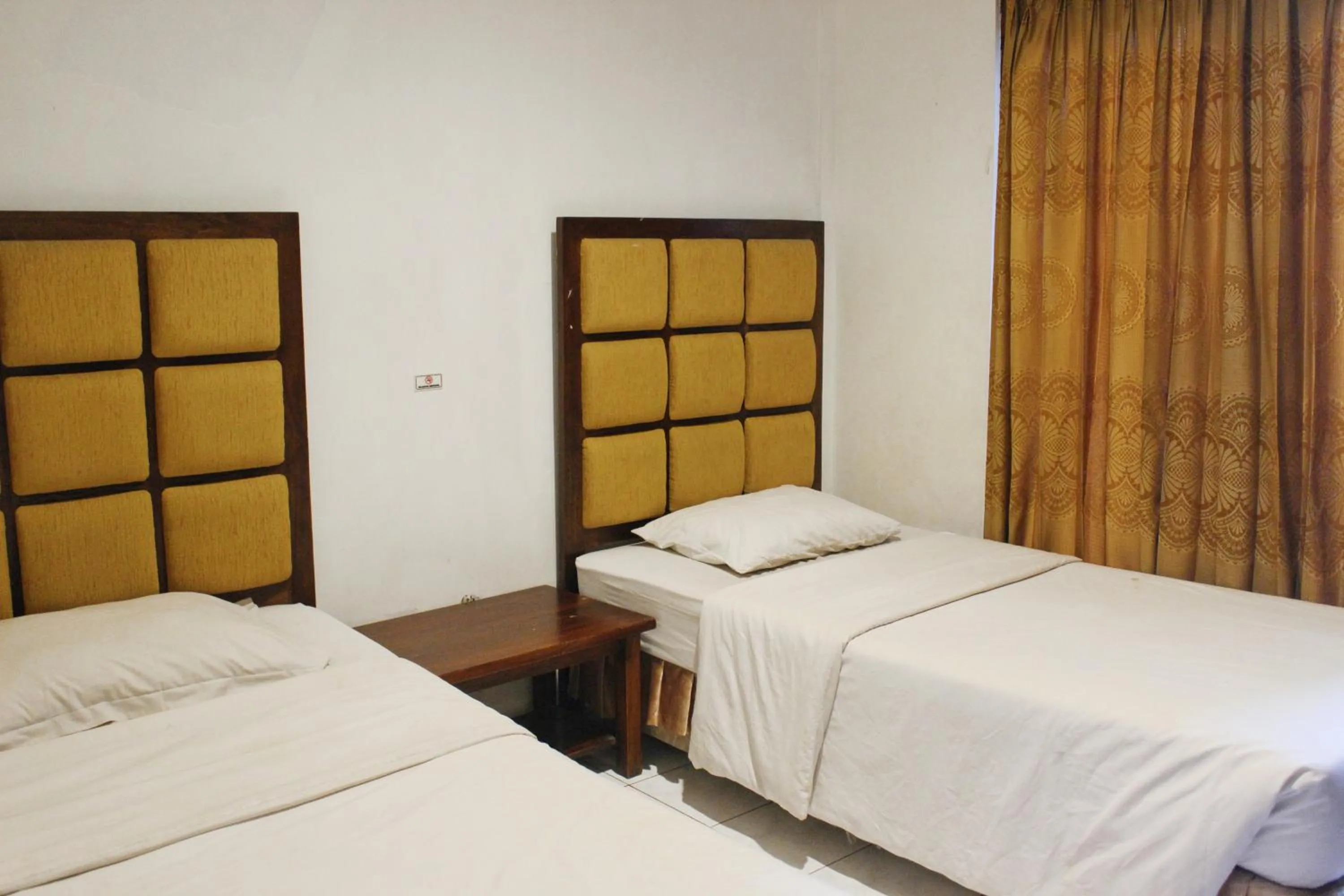 Bed in OYO 206 Hotel Candra Kirana
