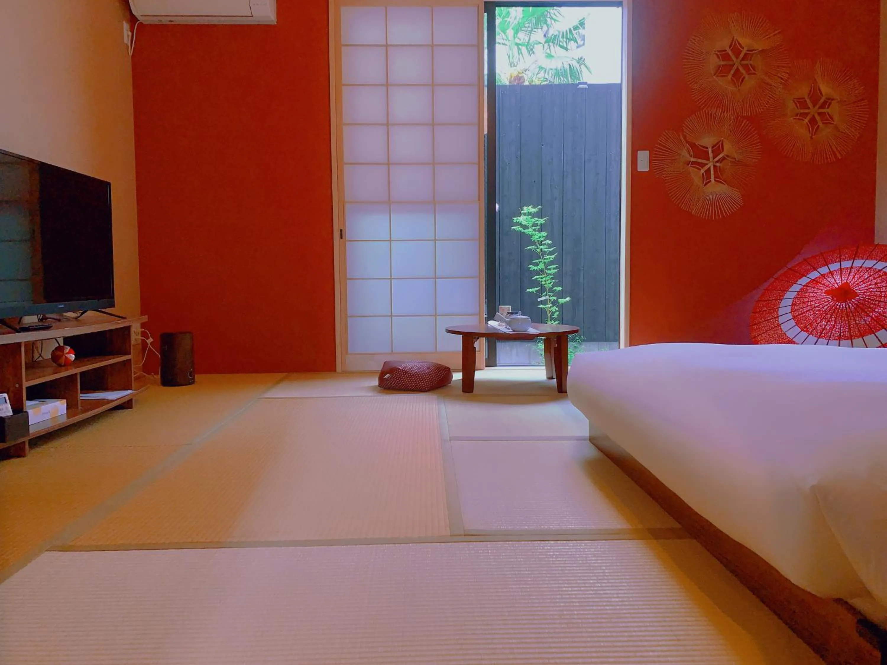 Photo of the whole room, Bed in 桃夭庵 touyouan momo house kujo 一棟貸切