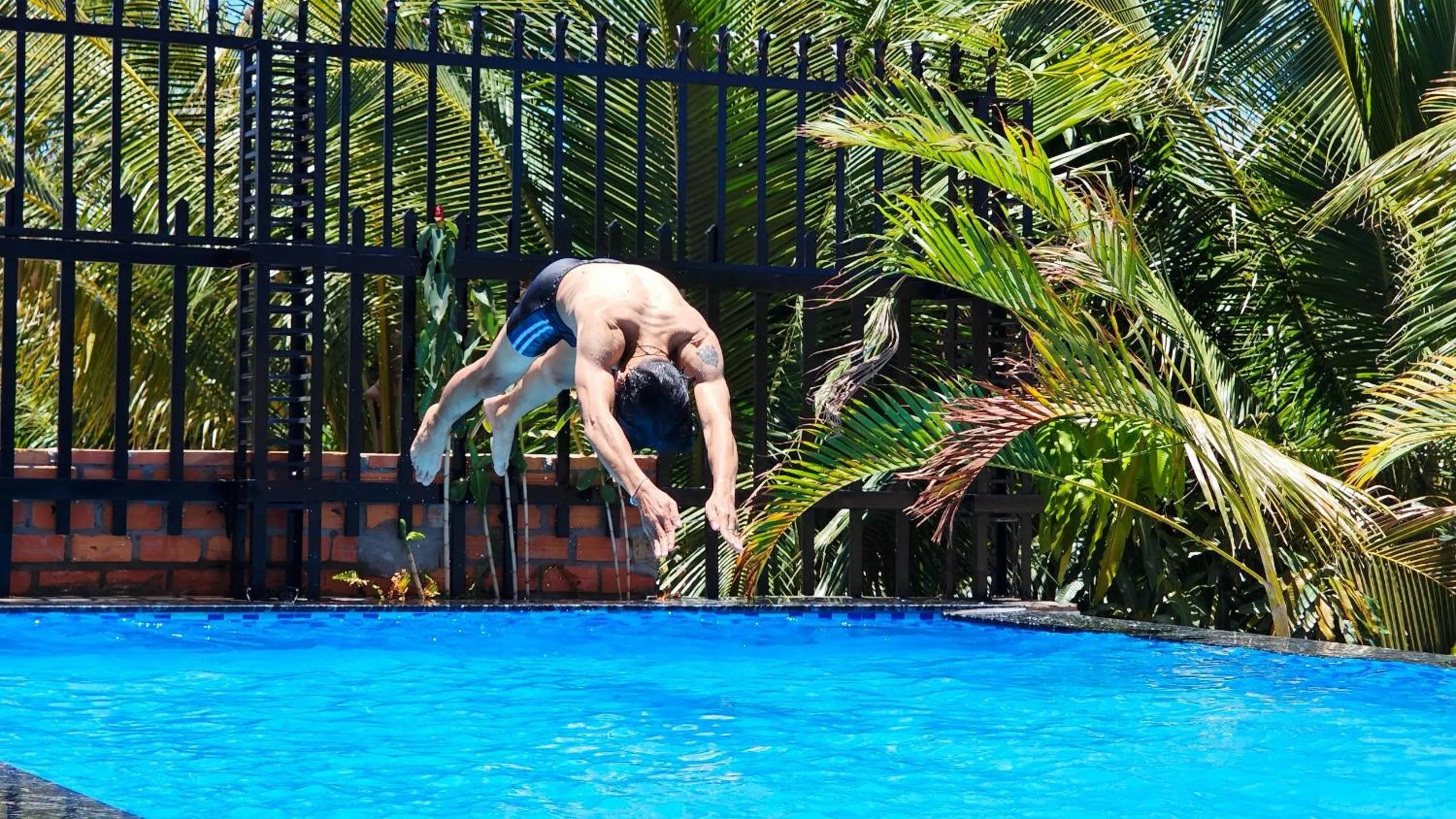 People in An Vinh Analog House - LE BONHEUR