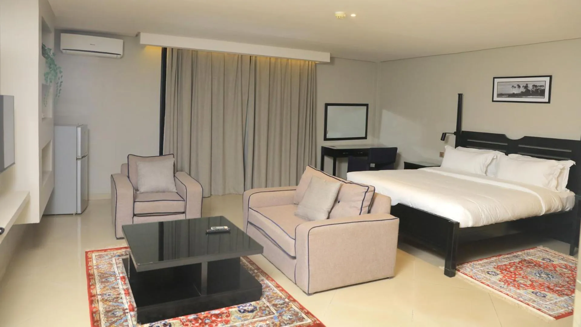 Seating area, Bed in Meilin International Hotel