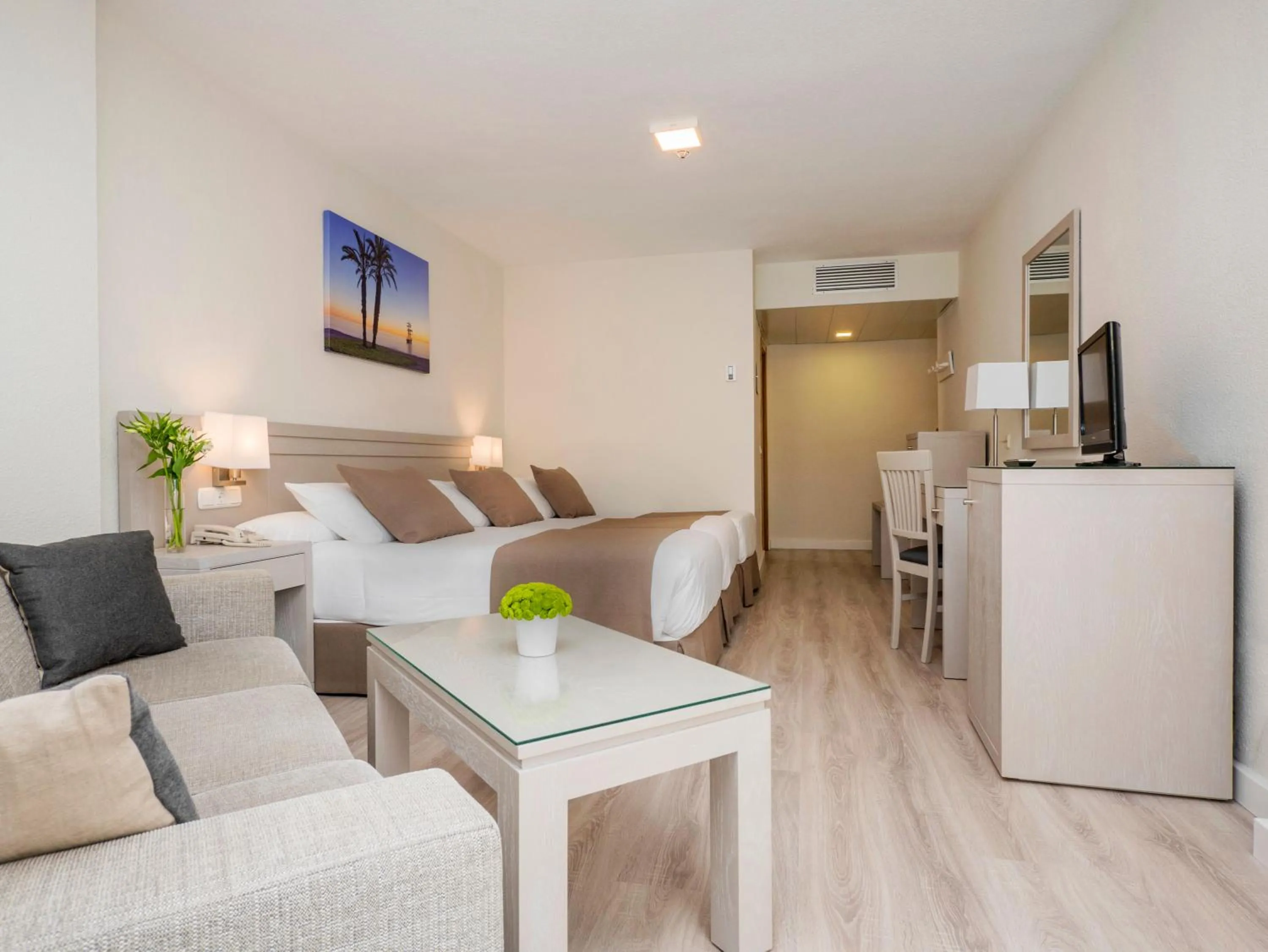 Photo of the whole room in Hotel Helios Costa Tropical