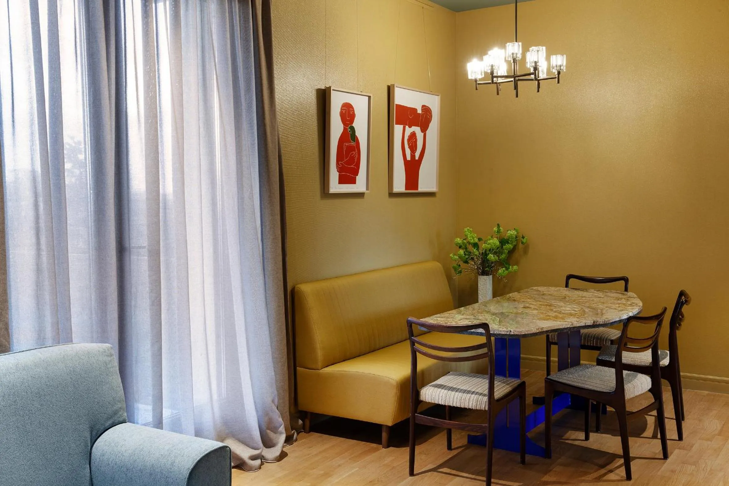 Living room in Room 12