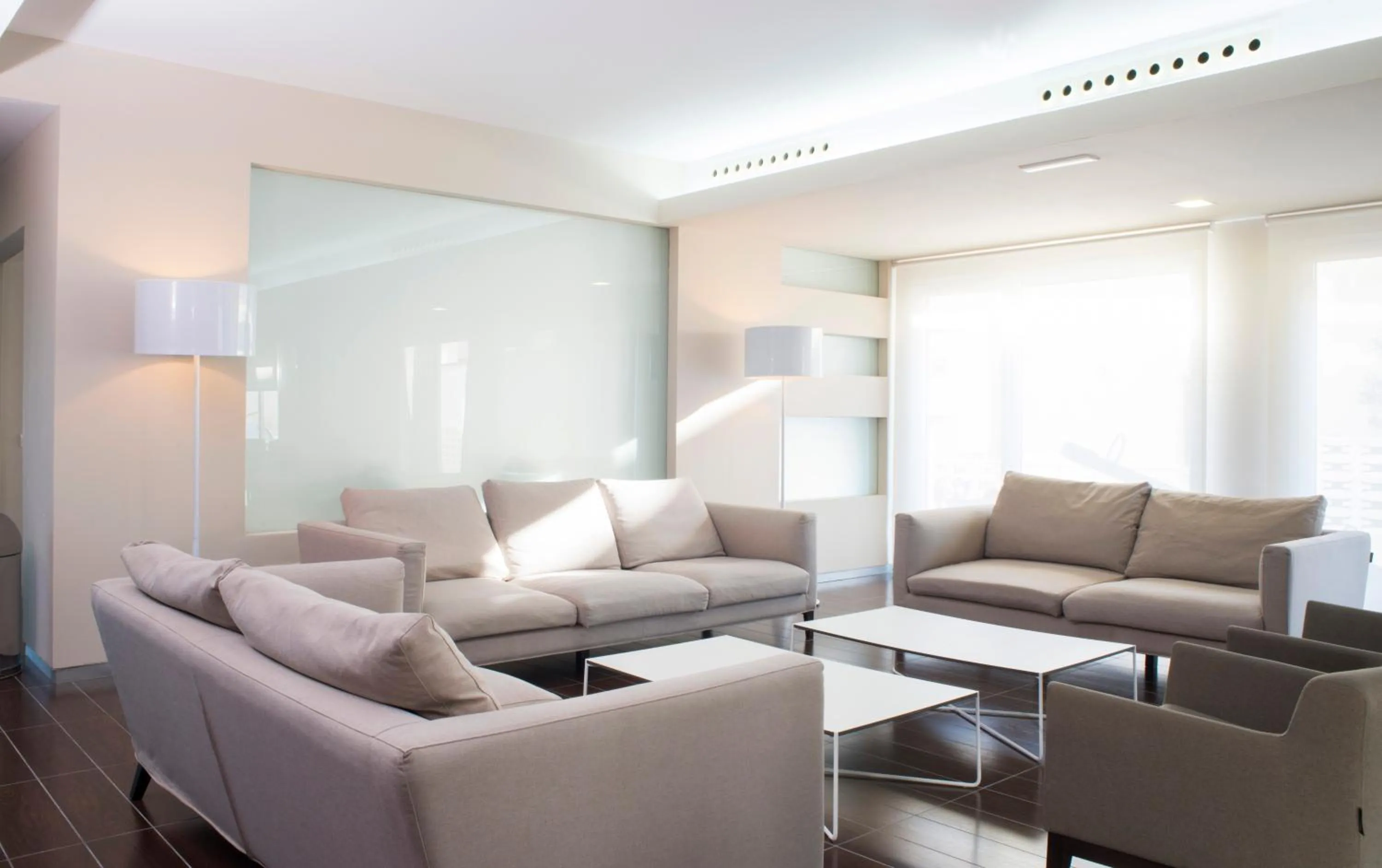 Communal lounge/ TV room in Aparthotel Acualandia