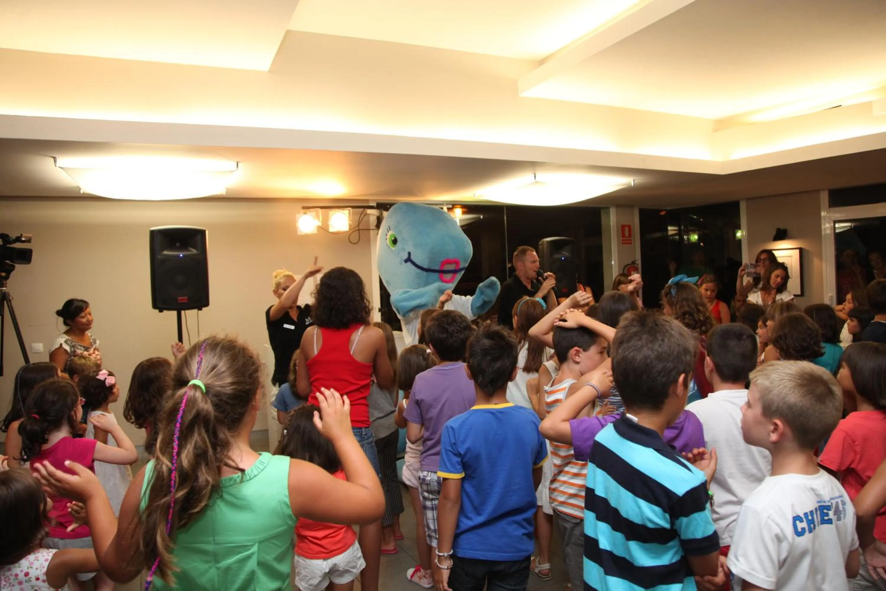 Evening entertainment in Aparthotel Acualandia