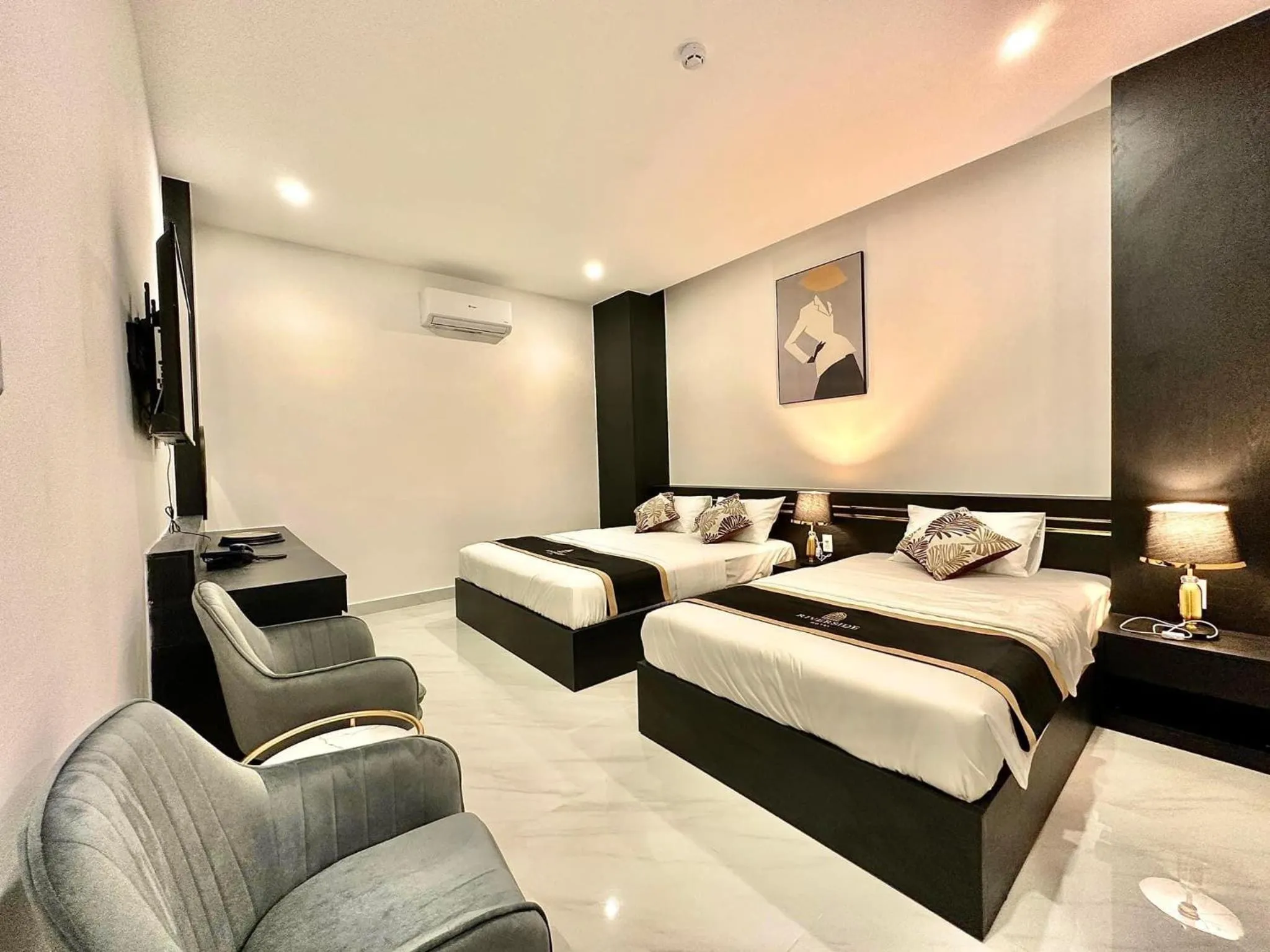 Photo of the whole room, Bed in Riverside 1 Hotel