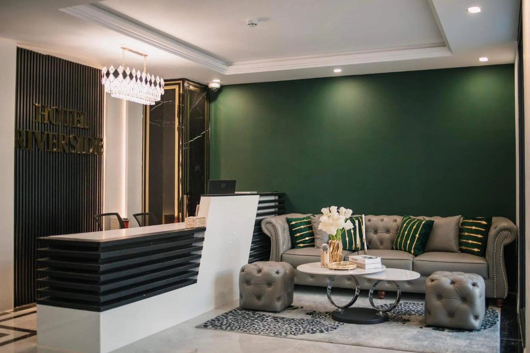 Living room in Riverside 1 Hotel