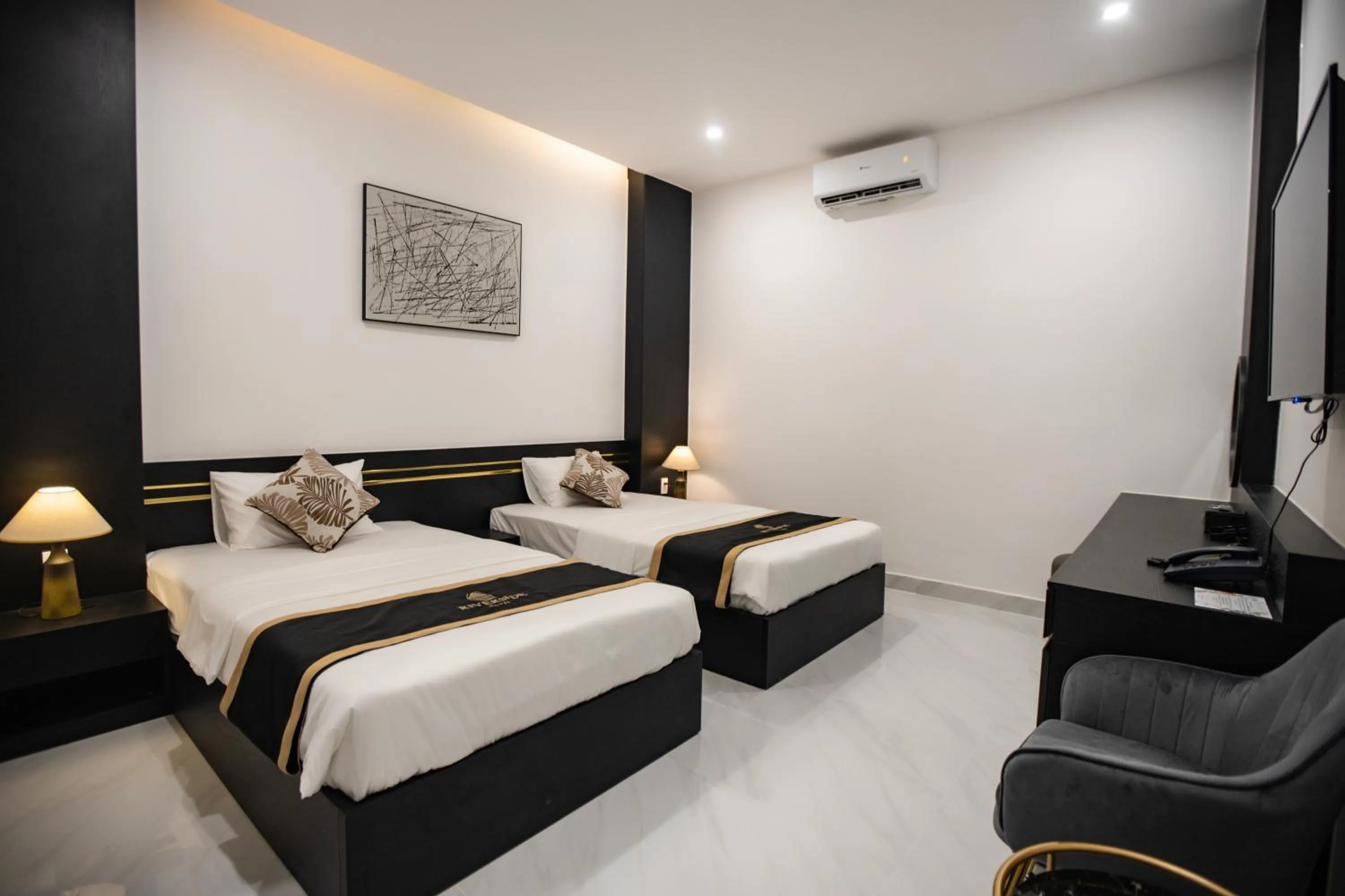 Photo of the whole room, Bed in Riverside 1 Hotel