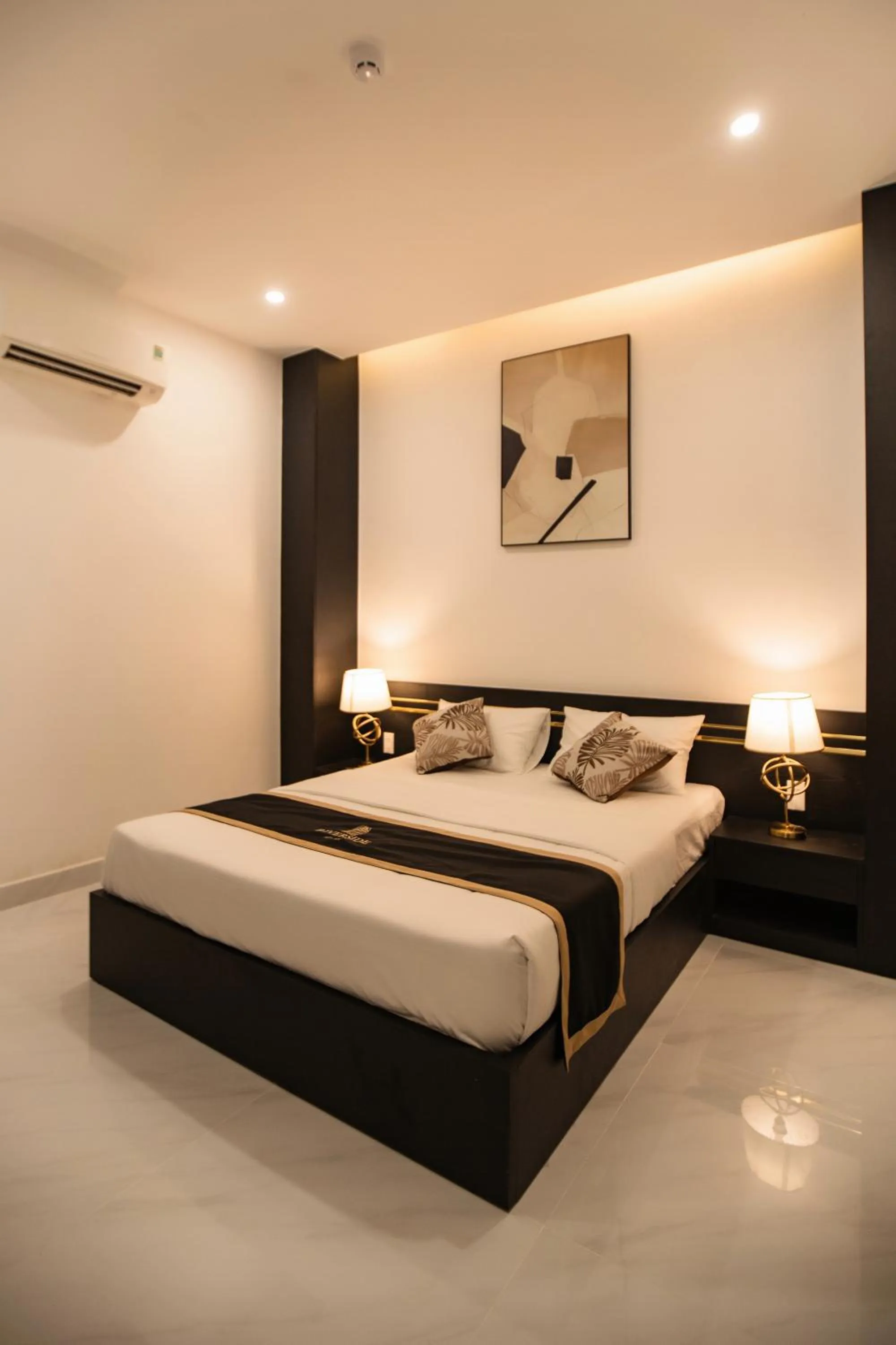 Photo of the whole room, Bed in Riverside 1 Hotel