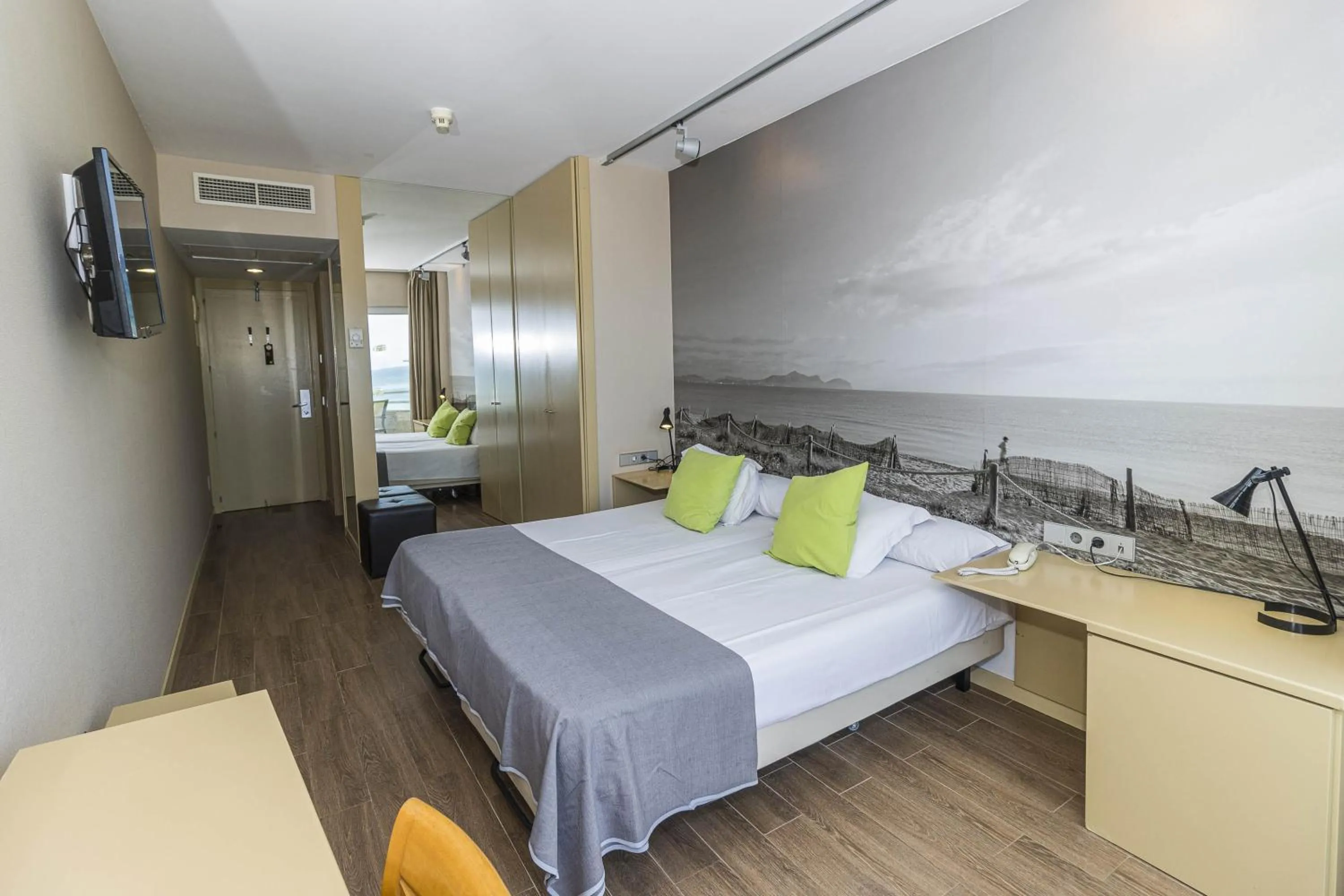 Photo of the whole room, Bed in Eix Platja Daurada Hotel & SPA