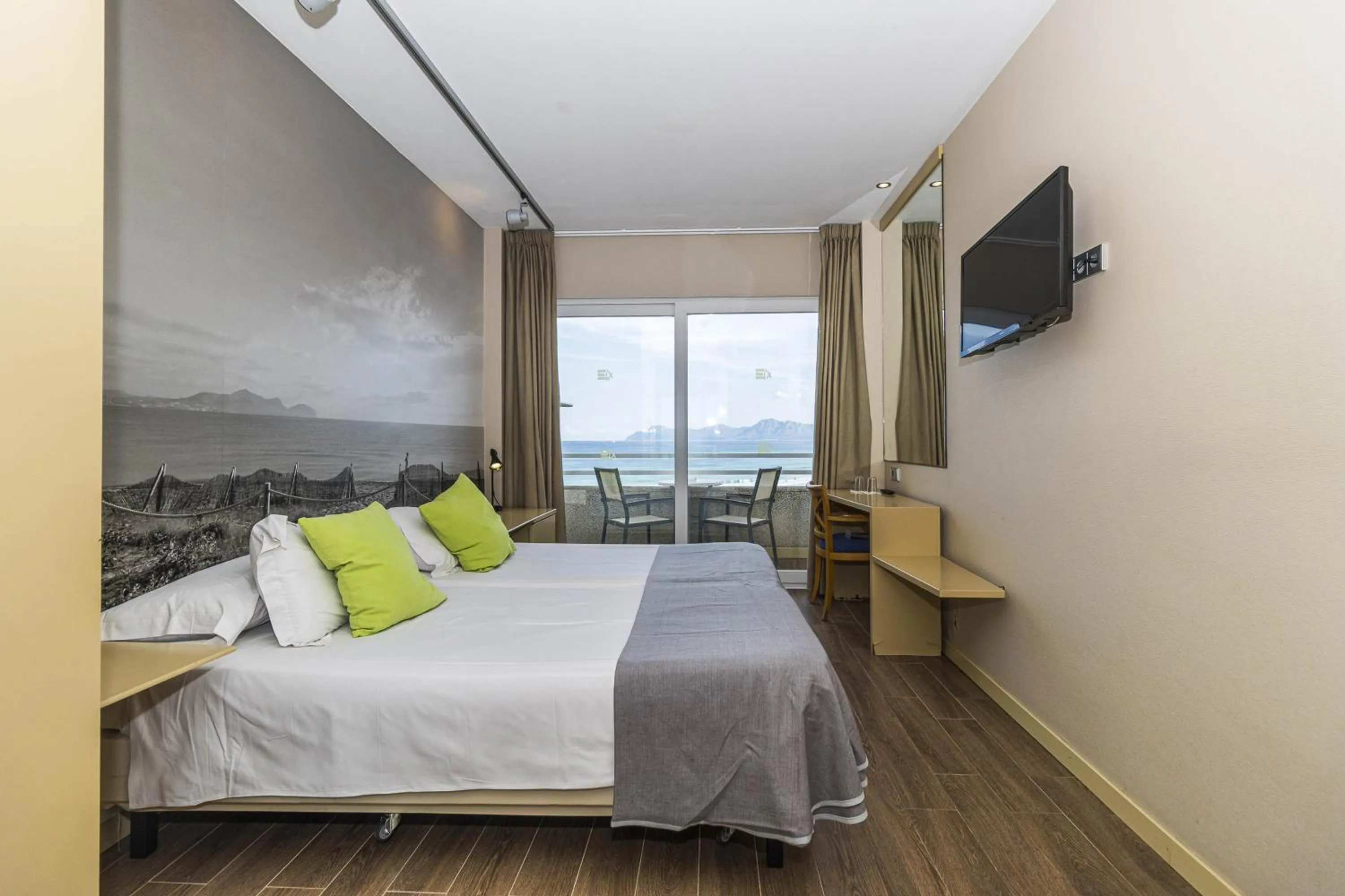 Photo of the whole room, Bed in Eix Platja Daurada Hotel & SPA