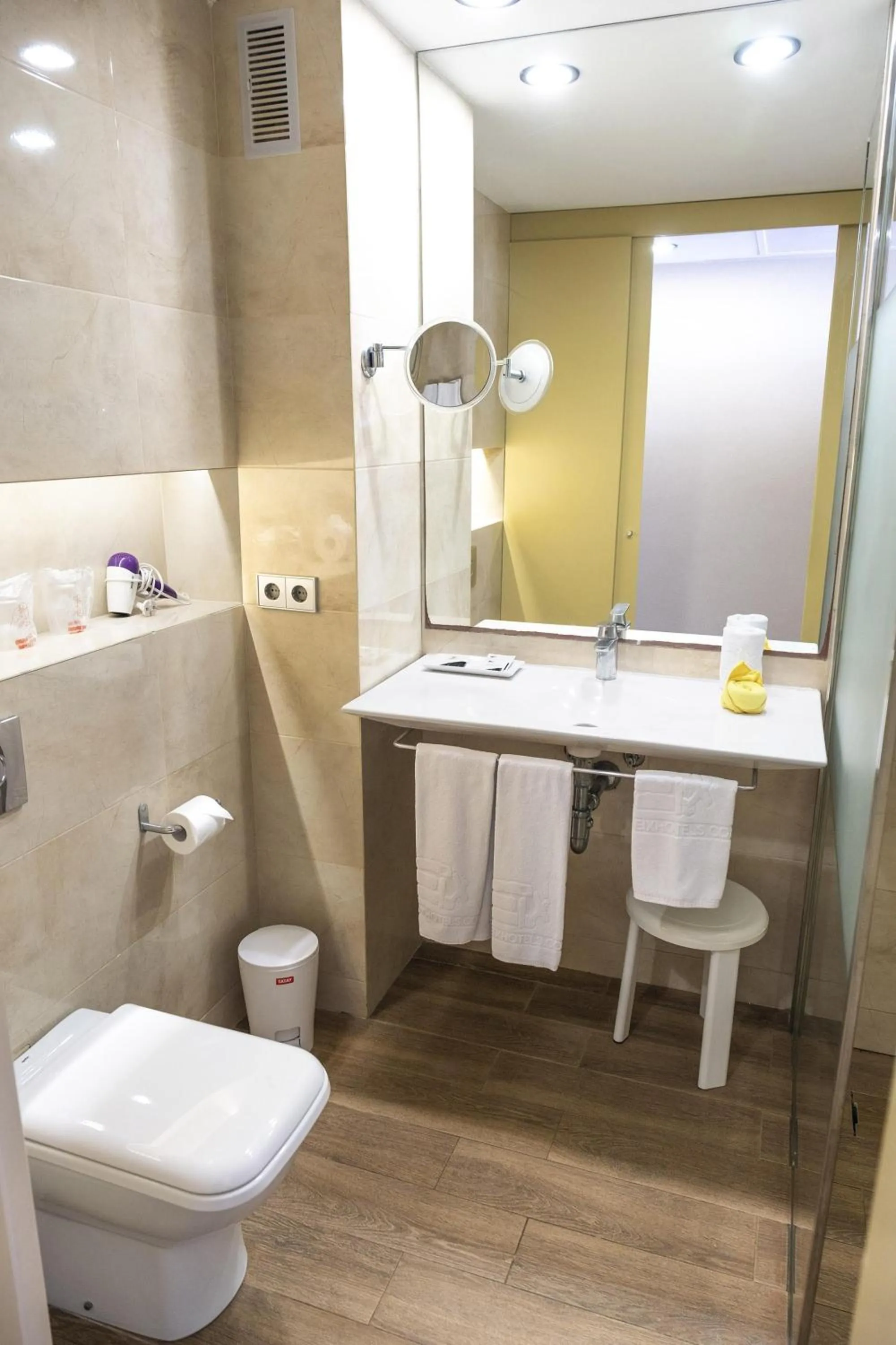 Bathroom in Eix Platja Daurada Hotel & SPA