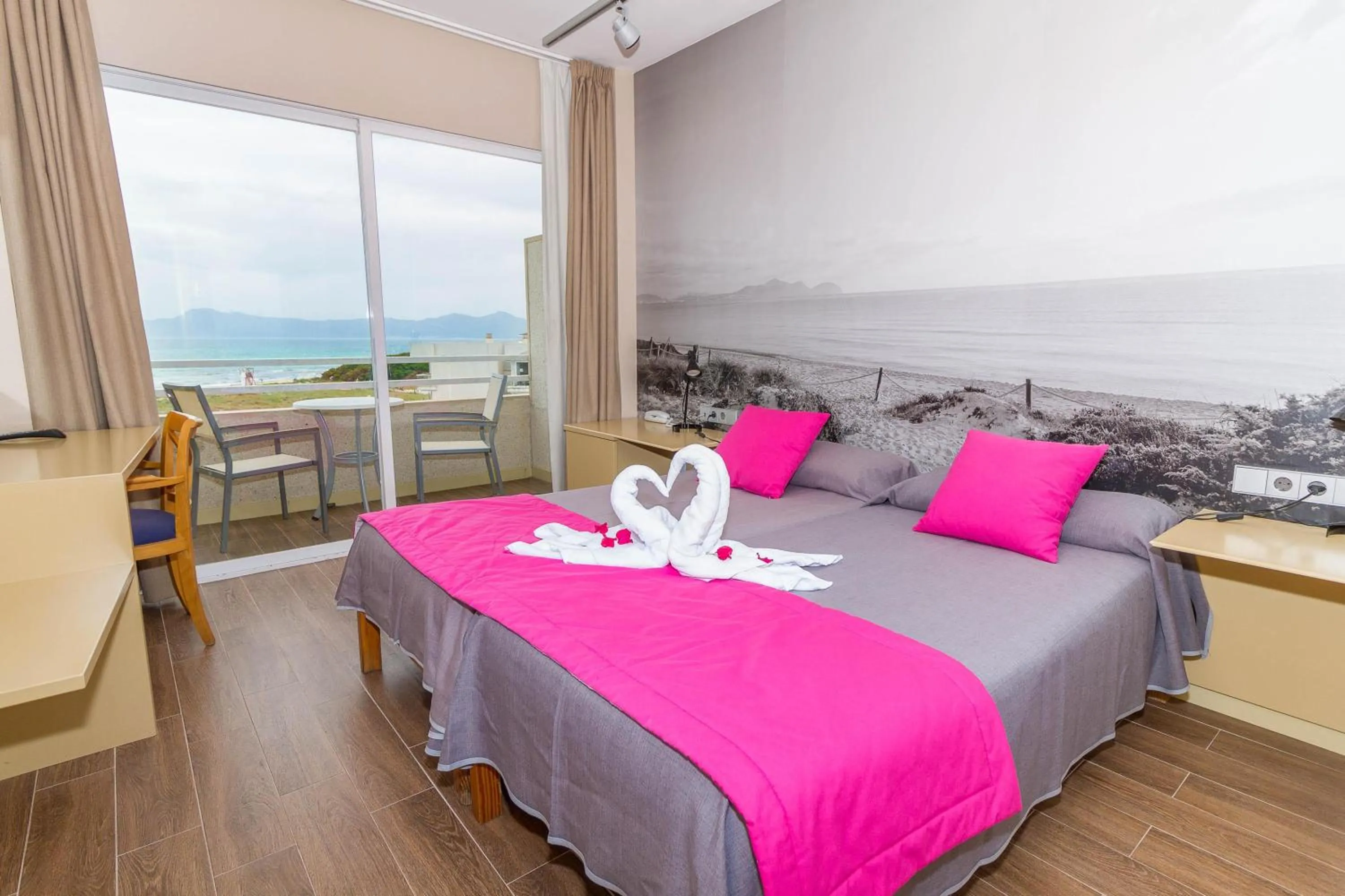 Photo of the whole room, Bed in Eix Platja Daurada Hotel & SPA