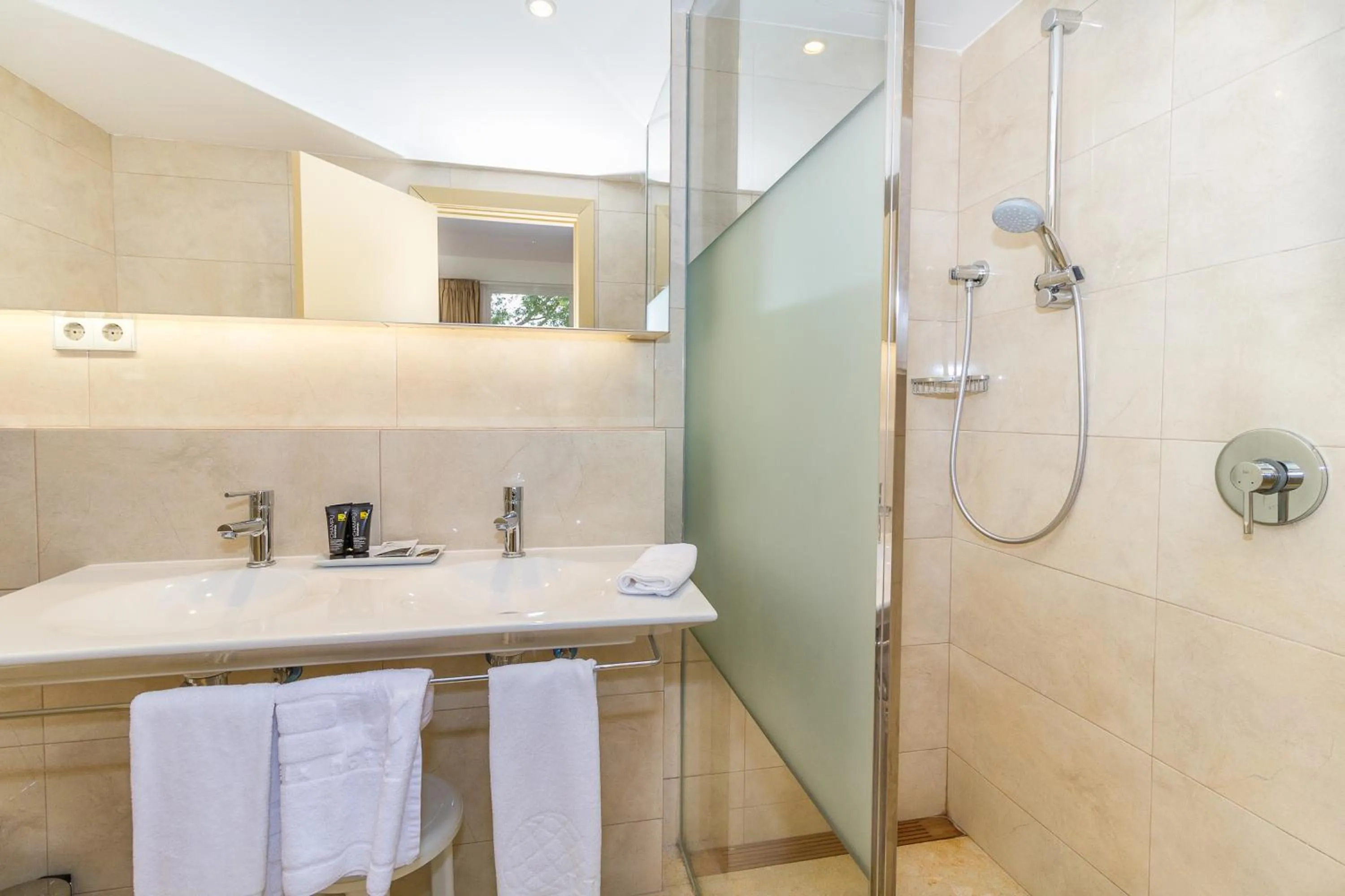 Bathroom in Eix Platja Daurada Hotel & SPA