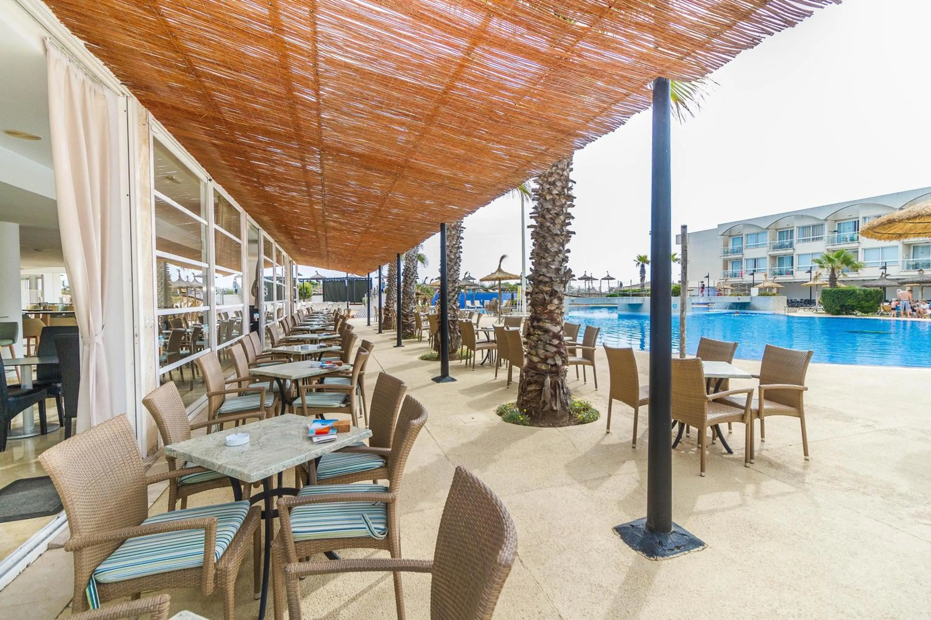 Lounge or bar in Eix Platja Daurada Hotel & SPA