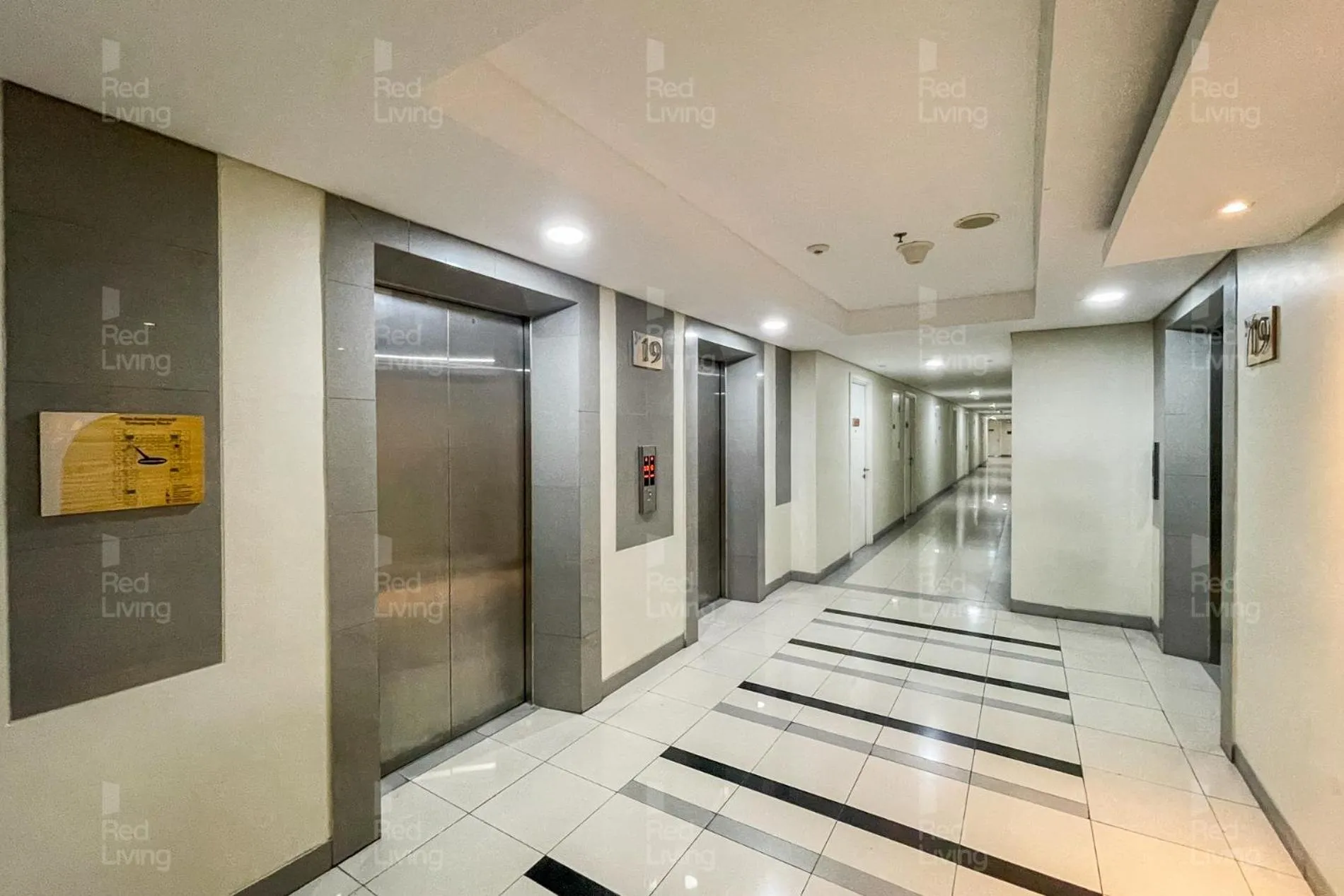 elevator in RedLiving Apartemen Parahyangan Residence - Anton Rooms