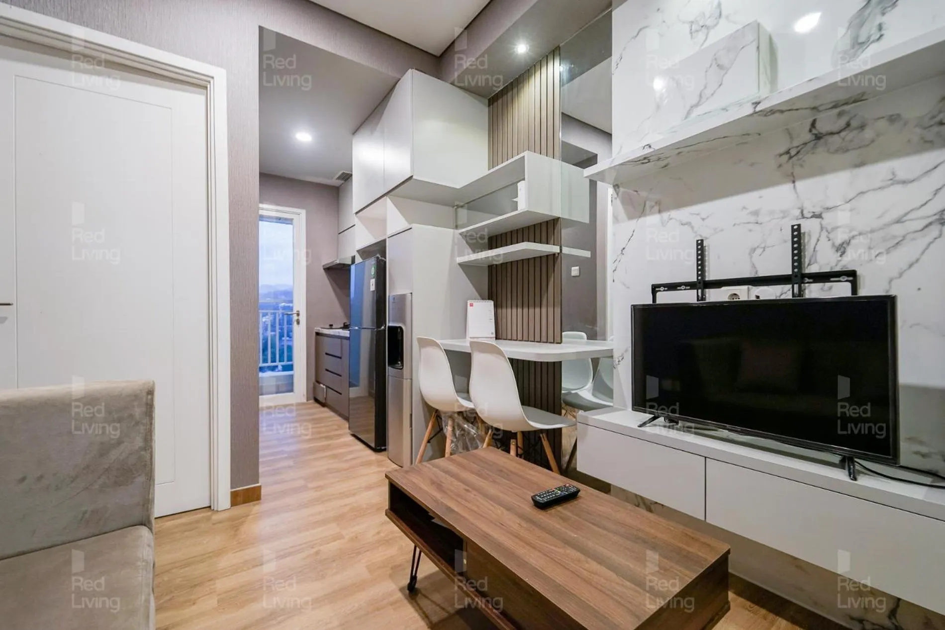 TV and multimedia in RedLiving Apartemen Parahyangan Residence - Anton Rooms