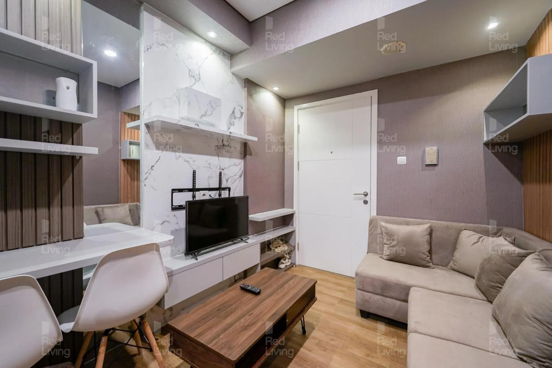 TV and multimedia in RedLiving Apartemen Parahyangan Residence - Anton Rooms