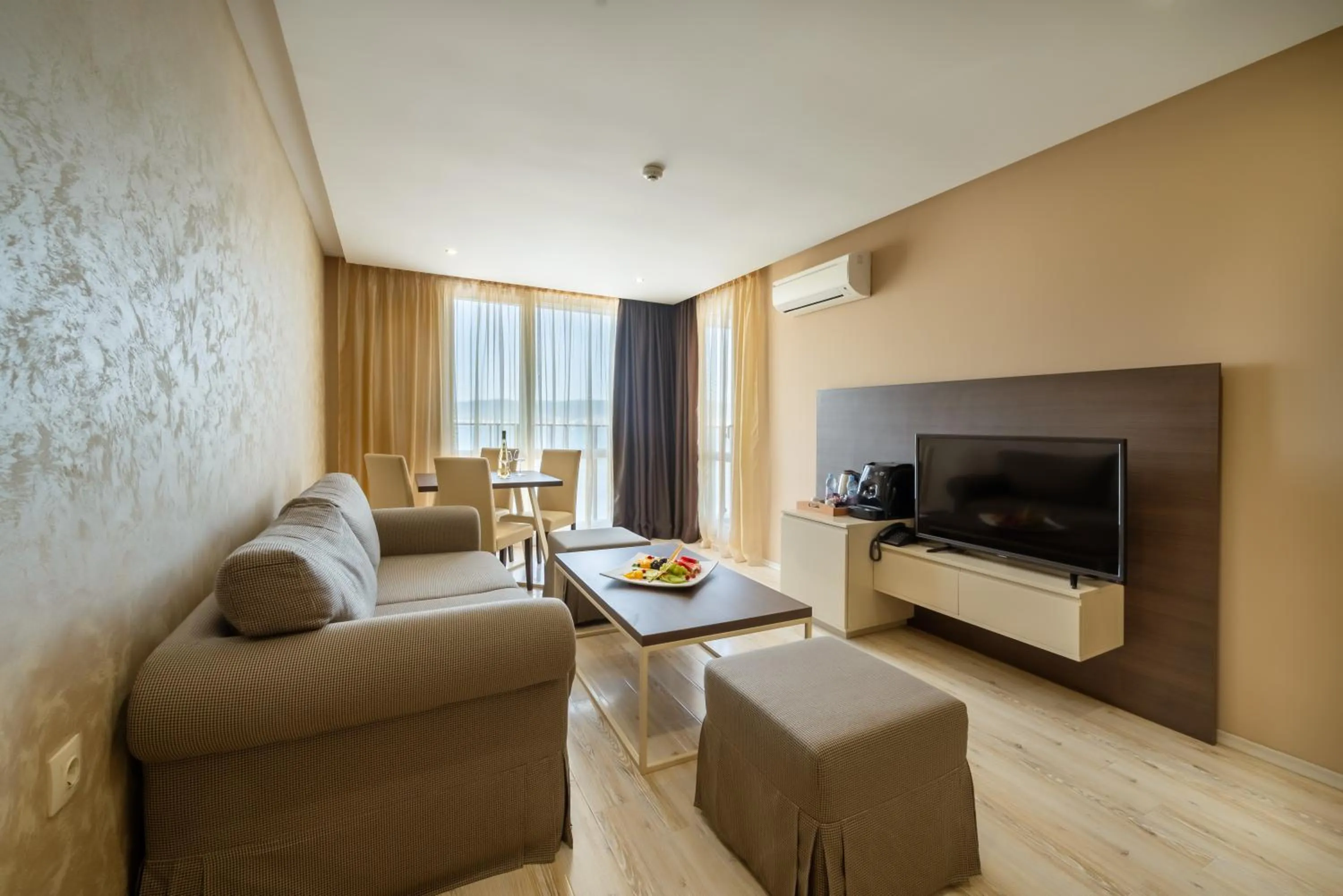 Communal lounge/ TV room in Paradiso Dreams Hotel