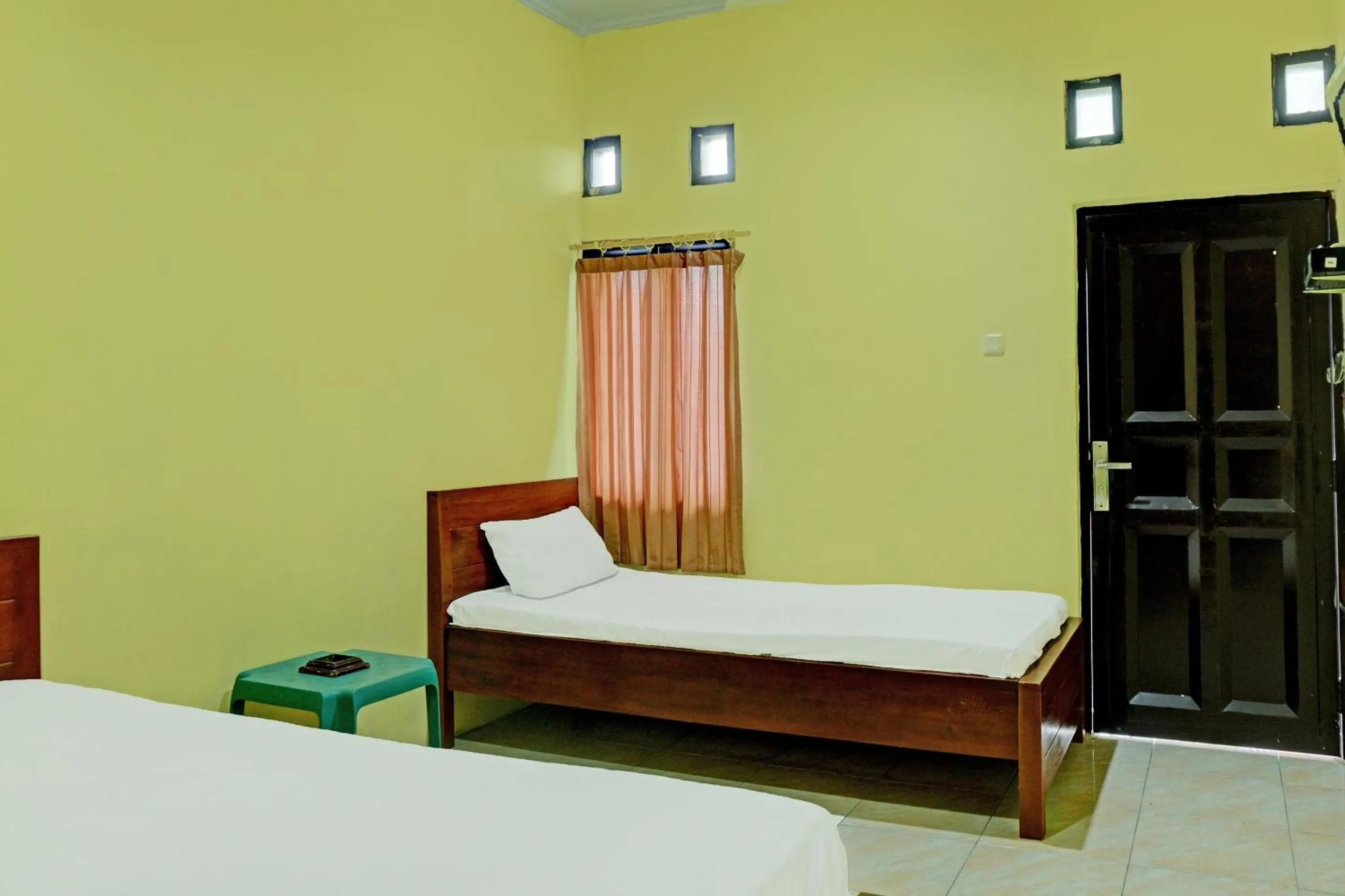 Bedroom, Bed in Capital O 92316 Wisma Widya Loka Pratama Near Futsal Tebing Gading