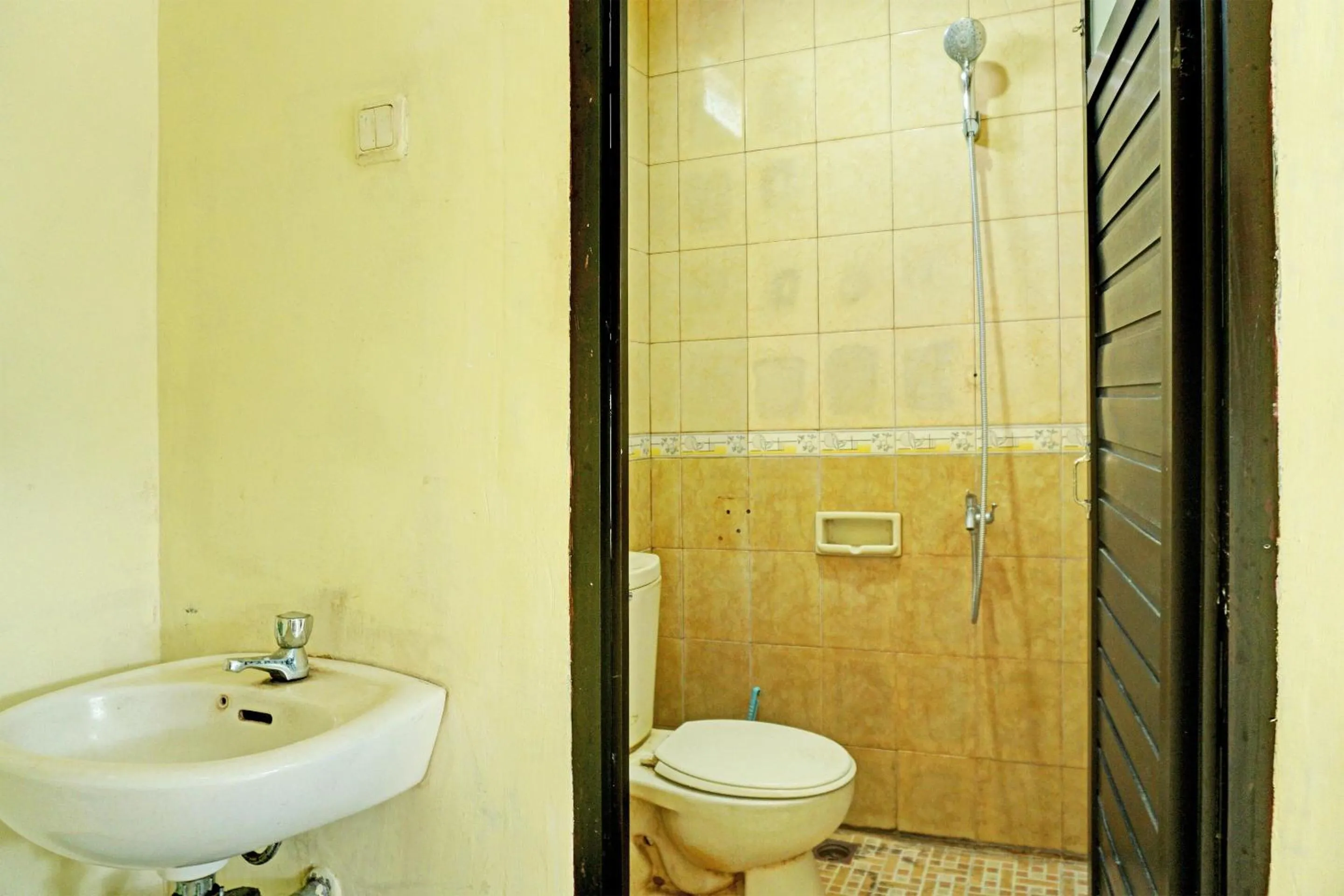 Bathroom in Capital O 92316 Wisma Widya Loka Pratama Near Futsal Tebing Gading