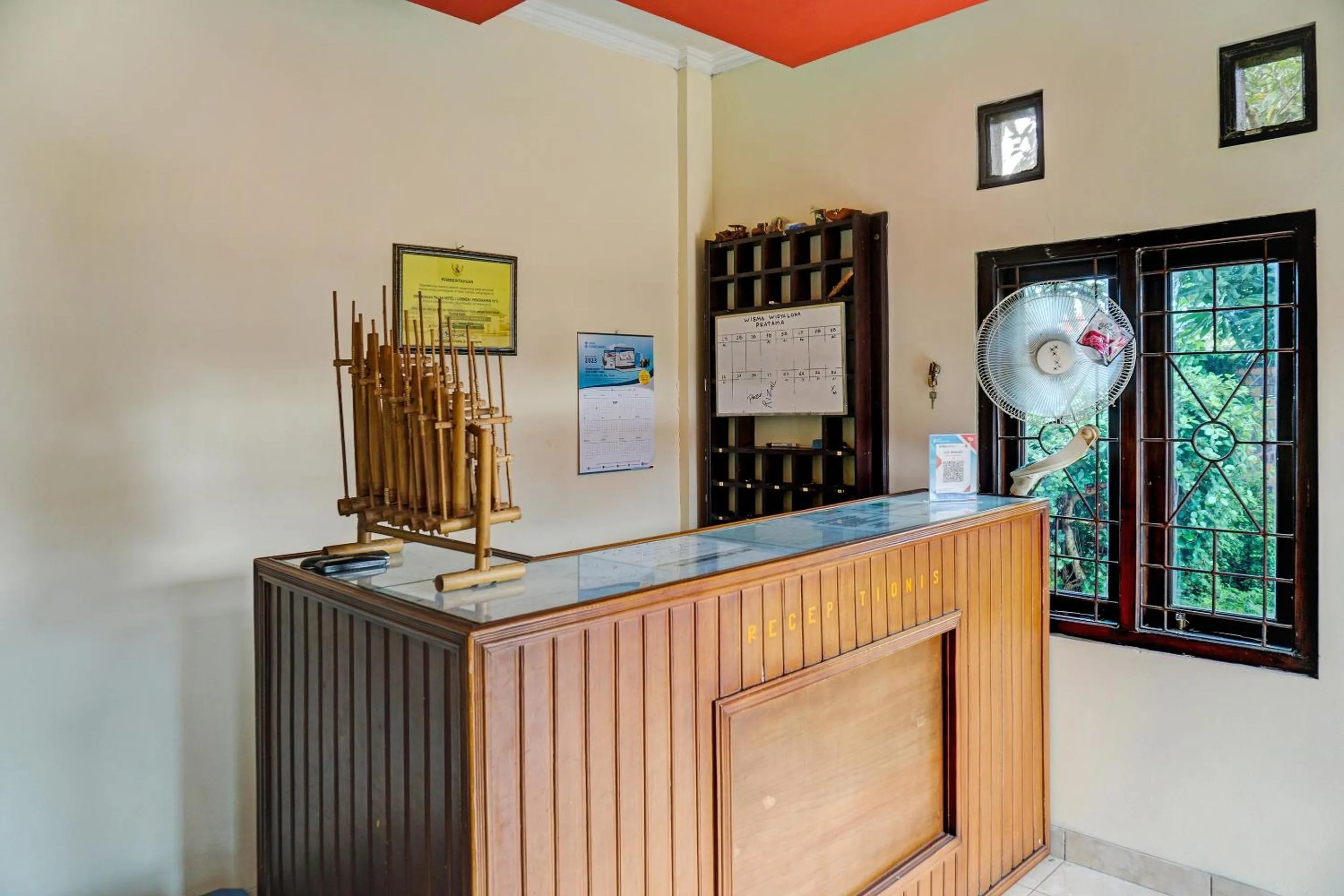 Lobby or reception in Capital O 92316 Wisma Widya Loka Pratama Near Futsal Tebing Gading