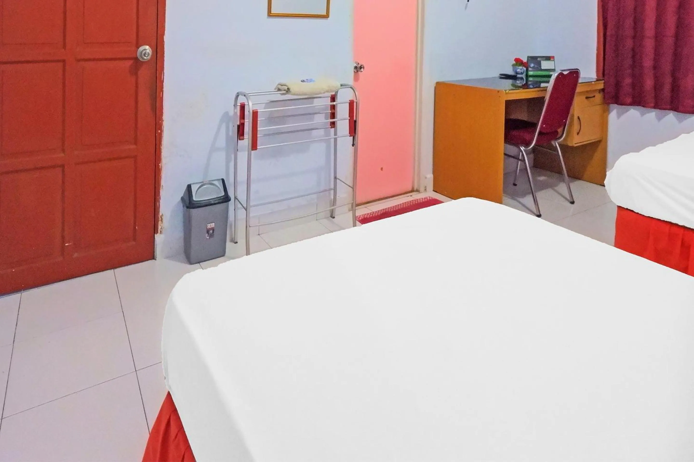 Bedroom, Bed in Hotel O Wisma Arwini Syariah Near Benteng Balangnipa