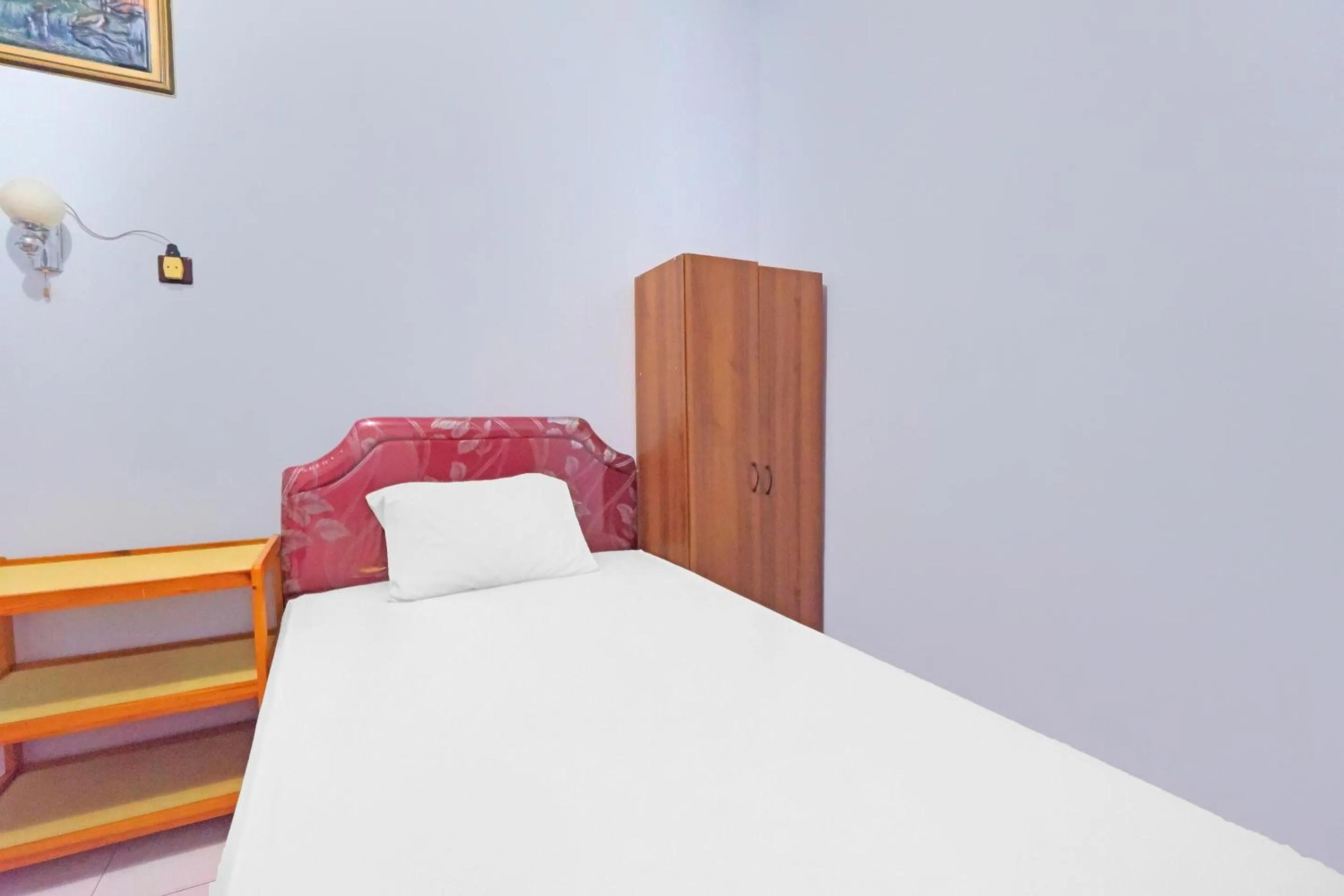 Bedroom, Bed in Hotel O Wisma Arwini Syariah Near Benteng Balangnipa