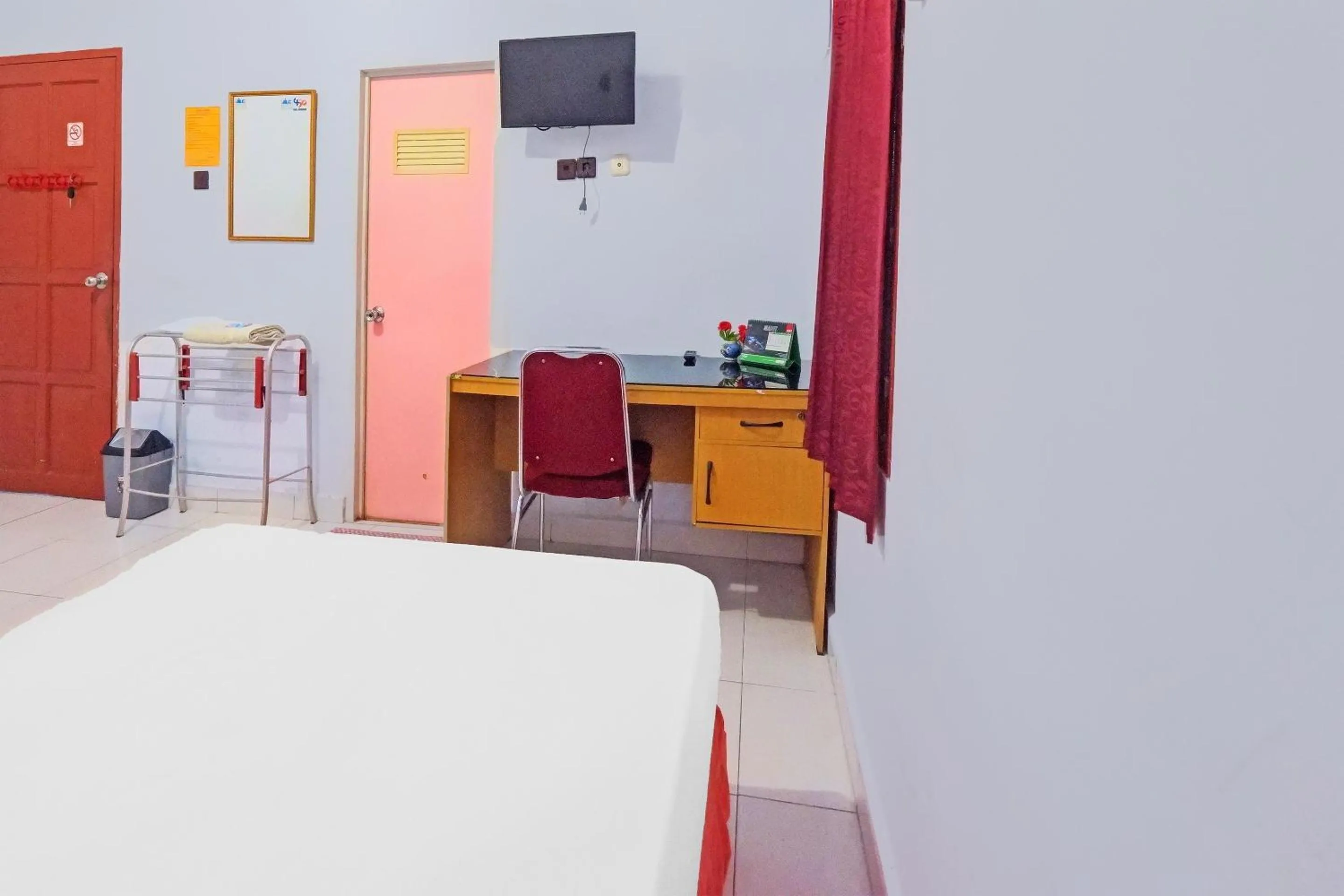 Bedroom, Bed in Hotel O Wisma Arwini Syariah Near Benteng Balangnipa