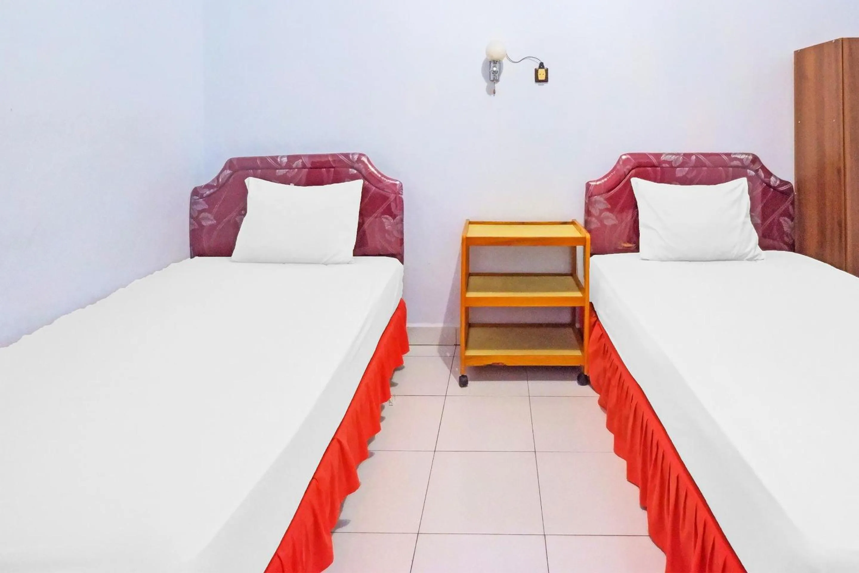 Bedroom, Bed in Hotel O Wisma Arwini Syariah Near Benteng Balangnipa
