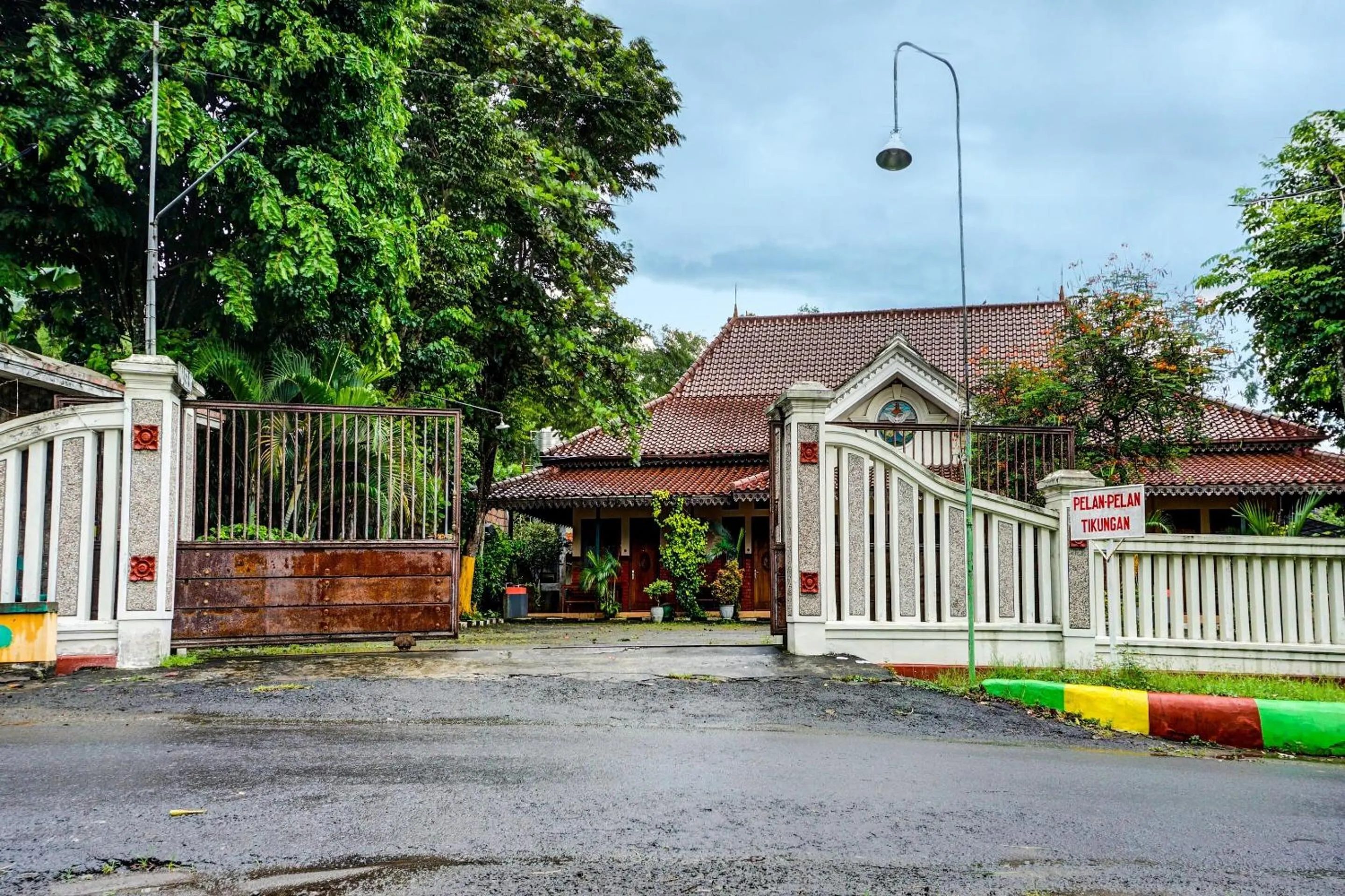 Facade/entrance in Hotel O Griyo Werdiningsih
