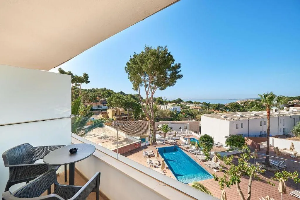 Photo of the whole room in Tacande Portals