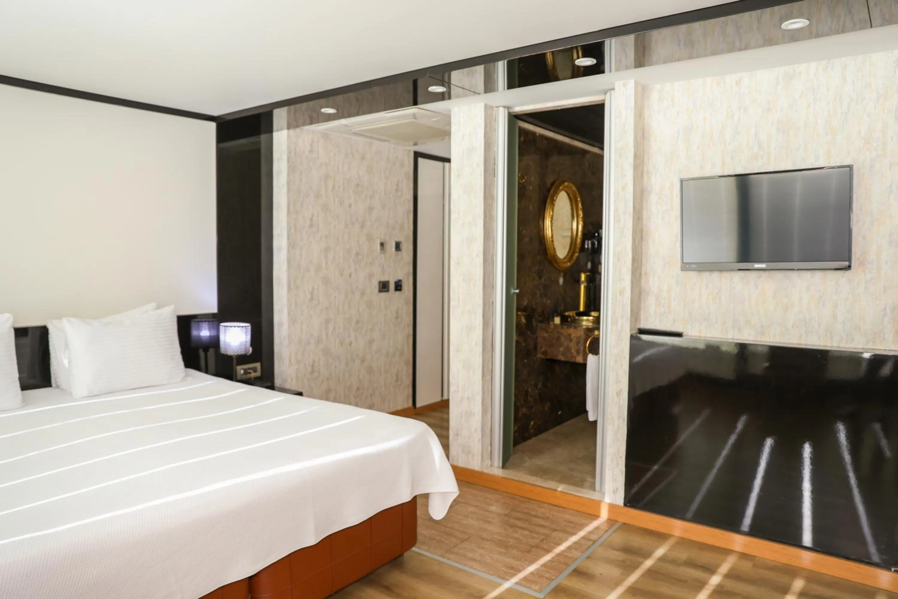 Photo of the whole room in The Hera Platinum Hotel