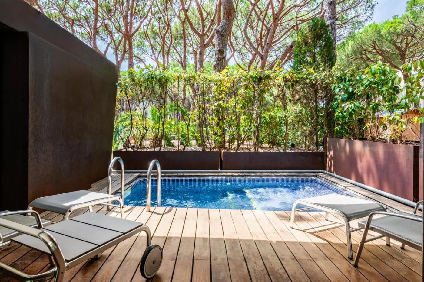 Swimming pool in NM Suites by Escampa Hotels