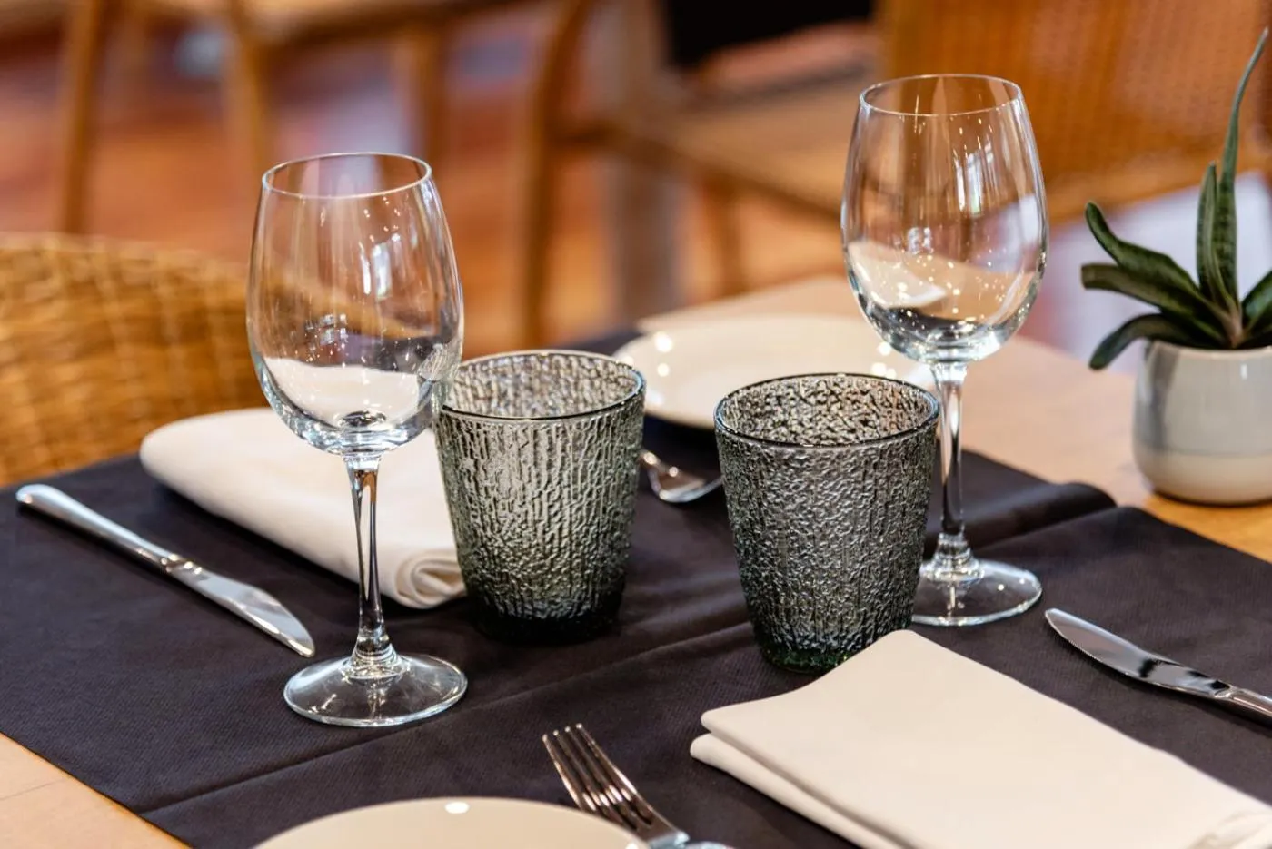 Restaurant/places to eat in NM Suites by Escampa Hotels