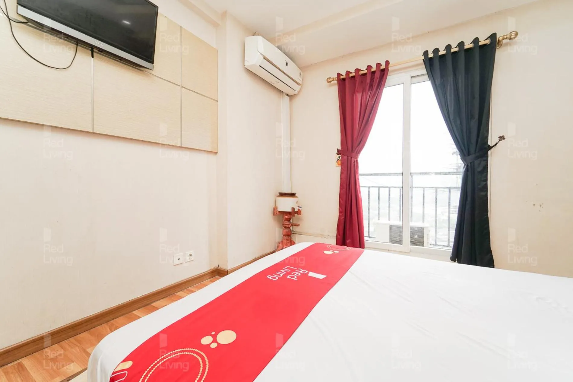 Bedroom, Bed in RedLiving Apartemen Sunter Park View - Emma Rooms